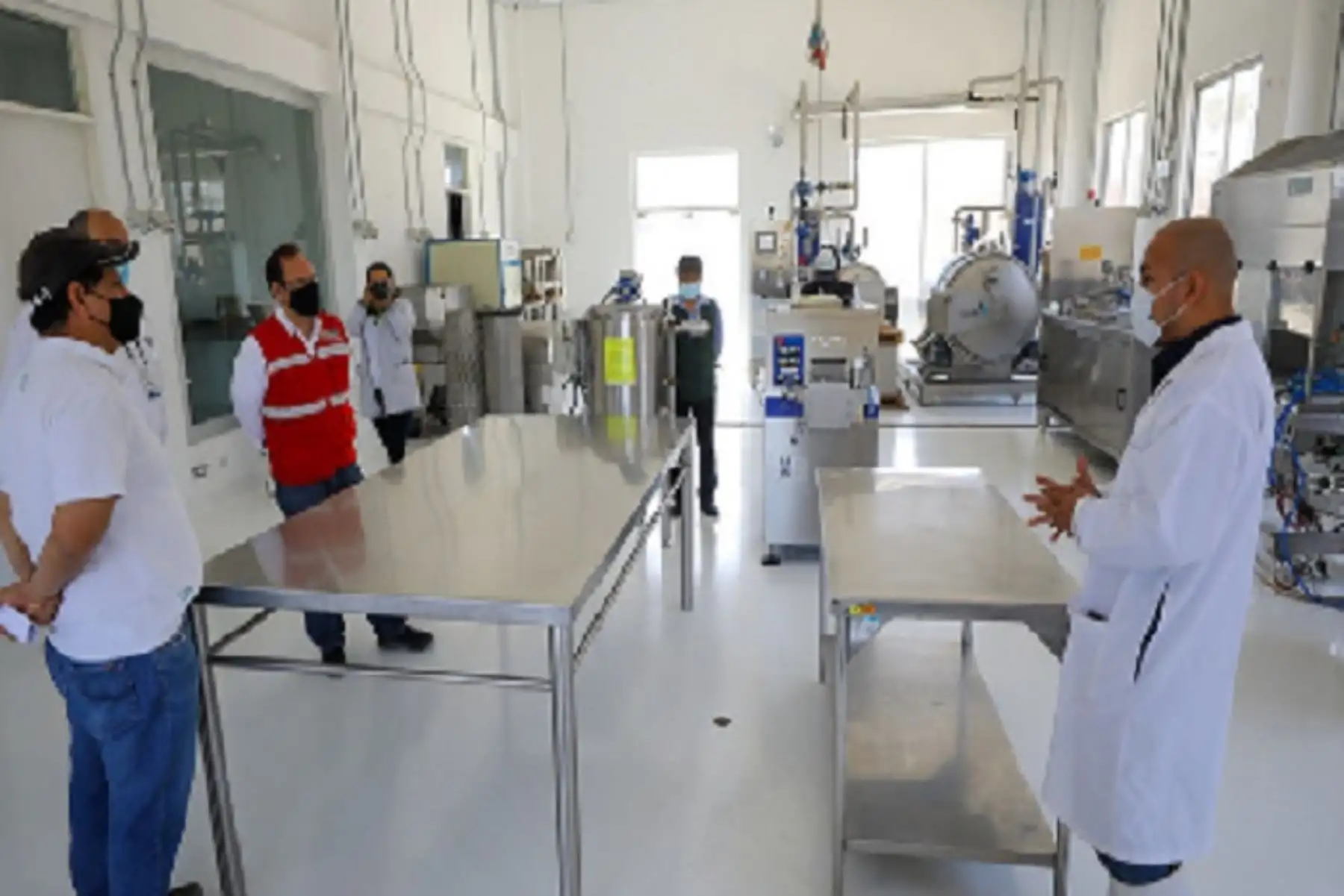 Antes de visitar el CITEAgroindustrial Ica, el titular de Produce llegó al distrito de Pueblo Nuevo en Chincha, donde su sector impulsó la implementación del nuevo mercado temporal del distrito.