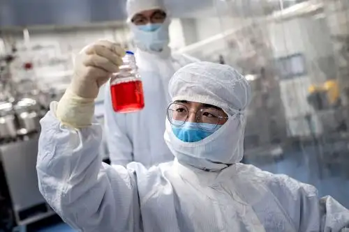 El documento, que se denomina «informe inicial», describe cómo la participante del estudio tenía problemas para caminar, debilidad y dolor en los brazos y otros síntomas. Foto: AFP