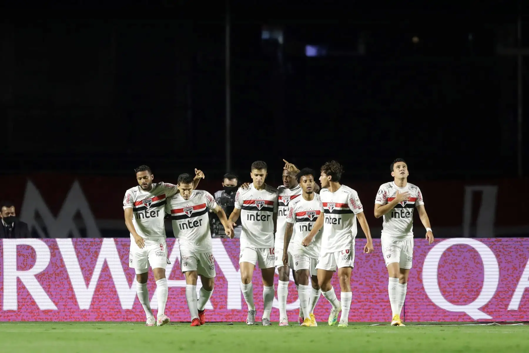 Jugadores de Sao Paulo celebran un gol en propia puerta de River Plate hoy, en un partido del grupo D de la Copa Libertadores entre Sao Paulo FC y CA River Plate en el estadio Morumbi en Sao Paulo.
Foto:EFE