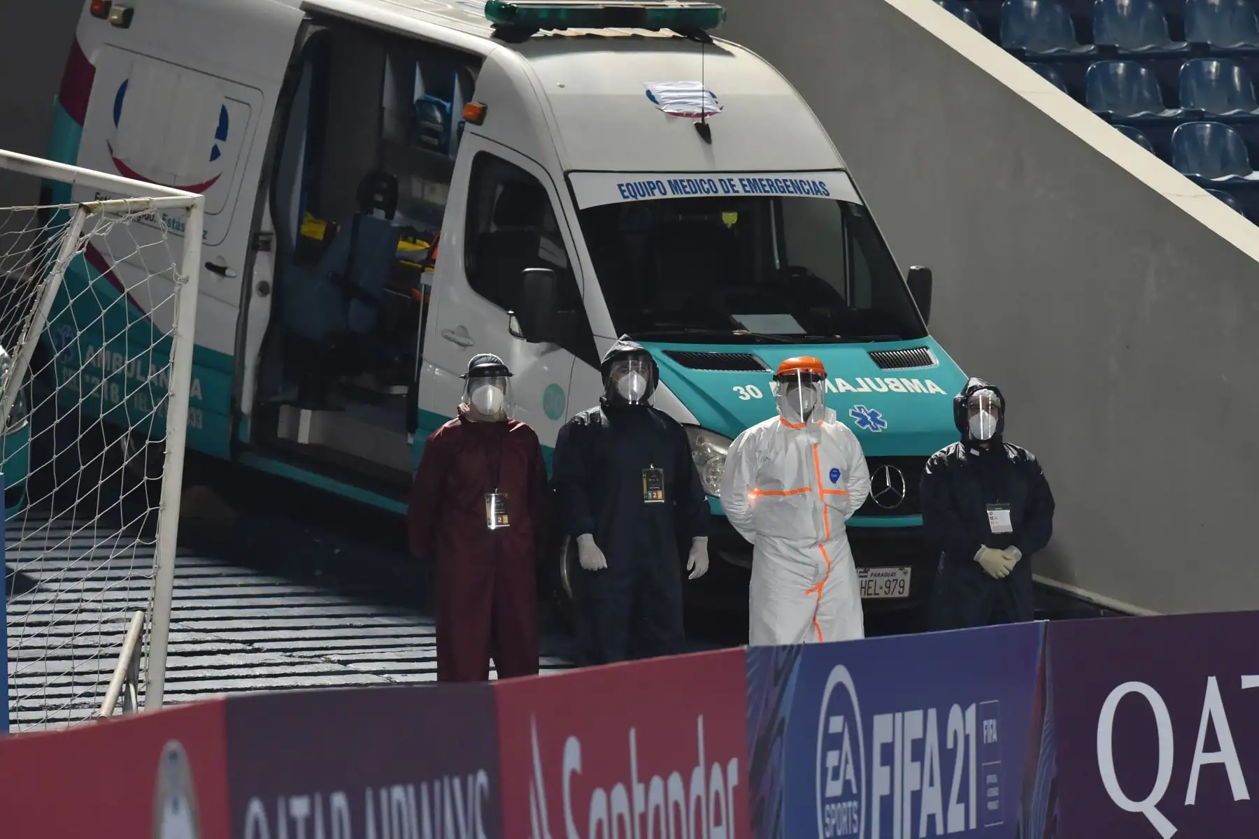 Miembros del equipo de desinfección contra el coronavirus observan el partido hoy, durante un partido del Grupo H de a Copa Libertadores, en el Estadio General Pablo Rojas de Asunción, Paraguay.
Foto: EFE