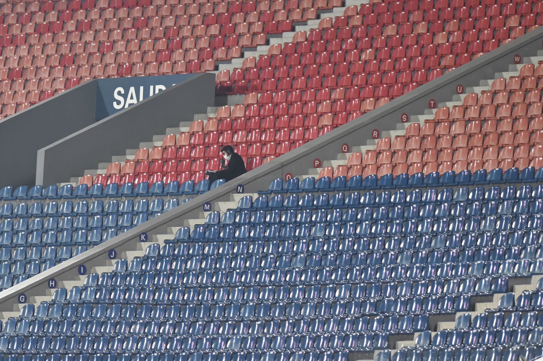 Una persona observa el partido en una tribuna vacía hoy, durante un partido del Grupo H de la Copa Libertadores, en el Estadio General Pablo Rojas de Asunción,Paraguay.
Foto: EFE