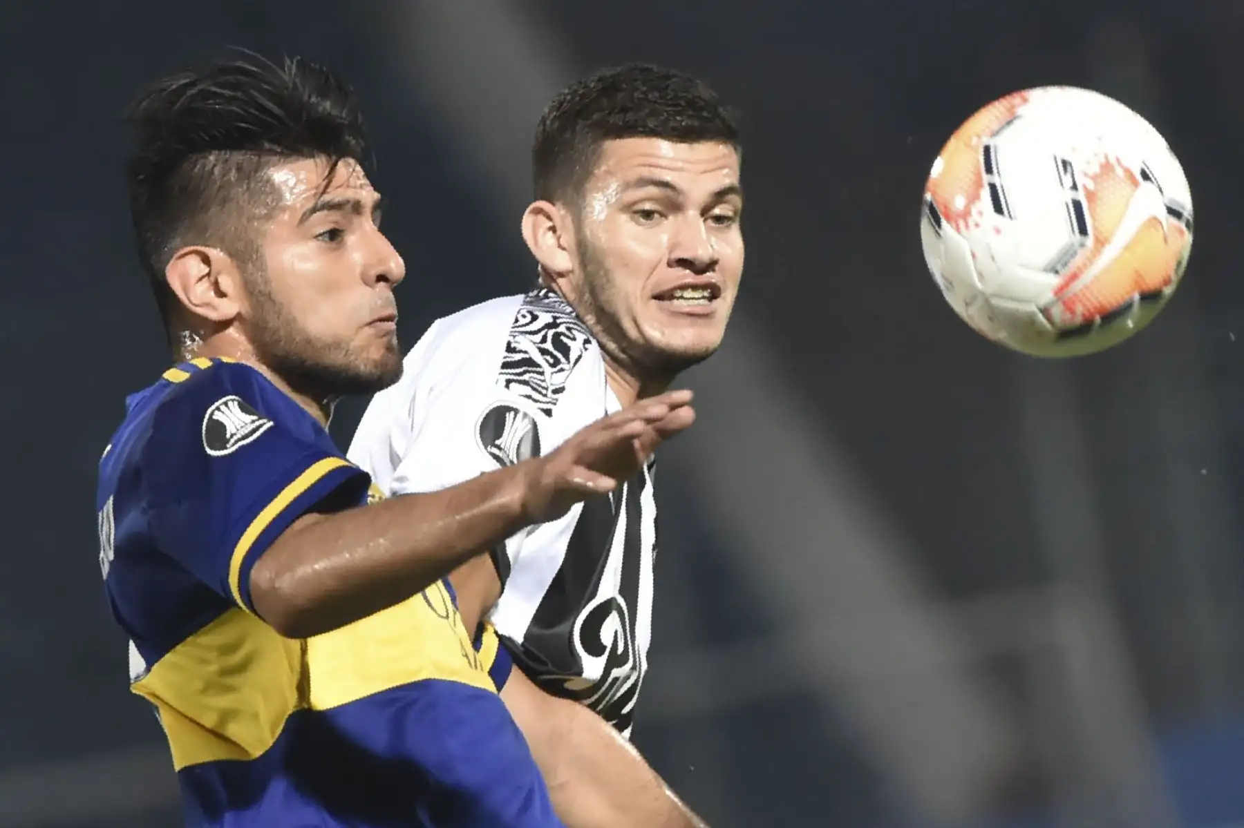 El defensor peruano de Boca Juniors Carlos Zambrano  y el delantero de Libertad de Paraguay Oscar Cardozo compiten por el balón durante su partido de fútbol a puerta cerrada de la fase de grupos de la Copa Libertadores en el estadio La Nueva Olla en Asunción.
Foto: AFP