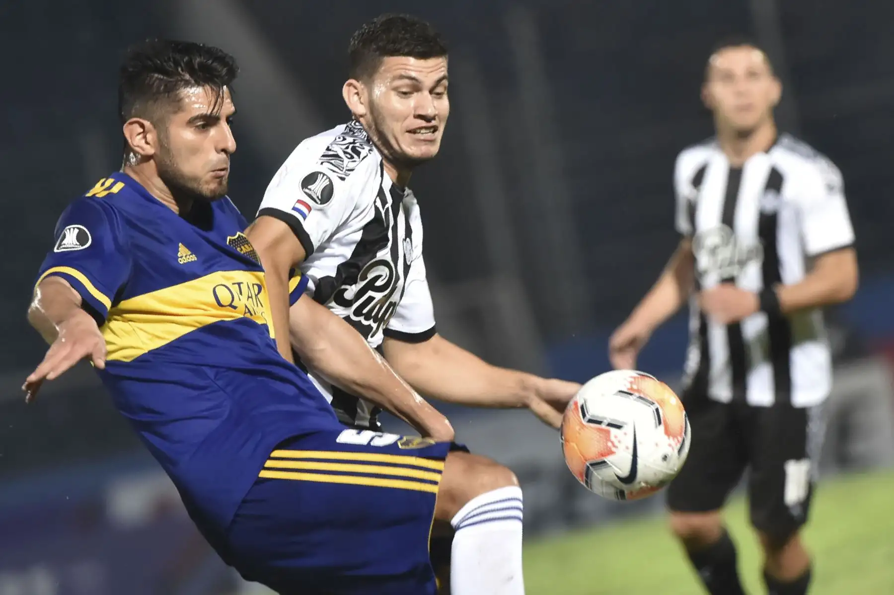 El defensor peruano de Boca Juniors Carlos Zambrano  y el delantero de Libertad de Paraguay Oscar Cardozo compiten por el balón durante su partido de fútbol a puerta cerrada de la fase de grupos de la Copa Libertadores en el estadio La Nueva Olla en Asunción.
Foto: AFP