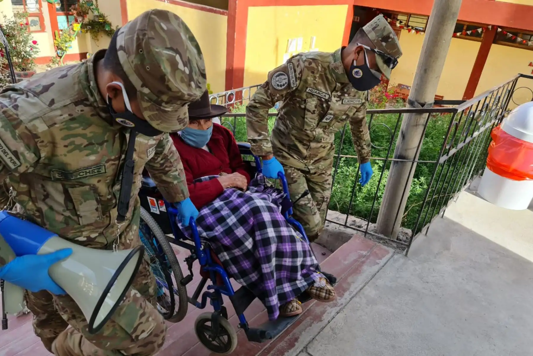 El Comando Conjunto de las Fuerzas Armadas e instituciones del Estado como
Ministerio de Salud, Essalud, INDECI, Policía Nacional del Perú y autoridades locales
continuarán trabajando en los próximos días, para que la población continúe
accediendo a atenciones en las especialidades.
Foto: CCFFAA