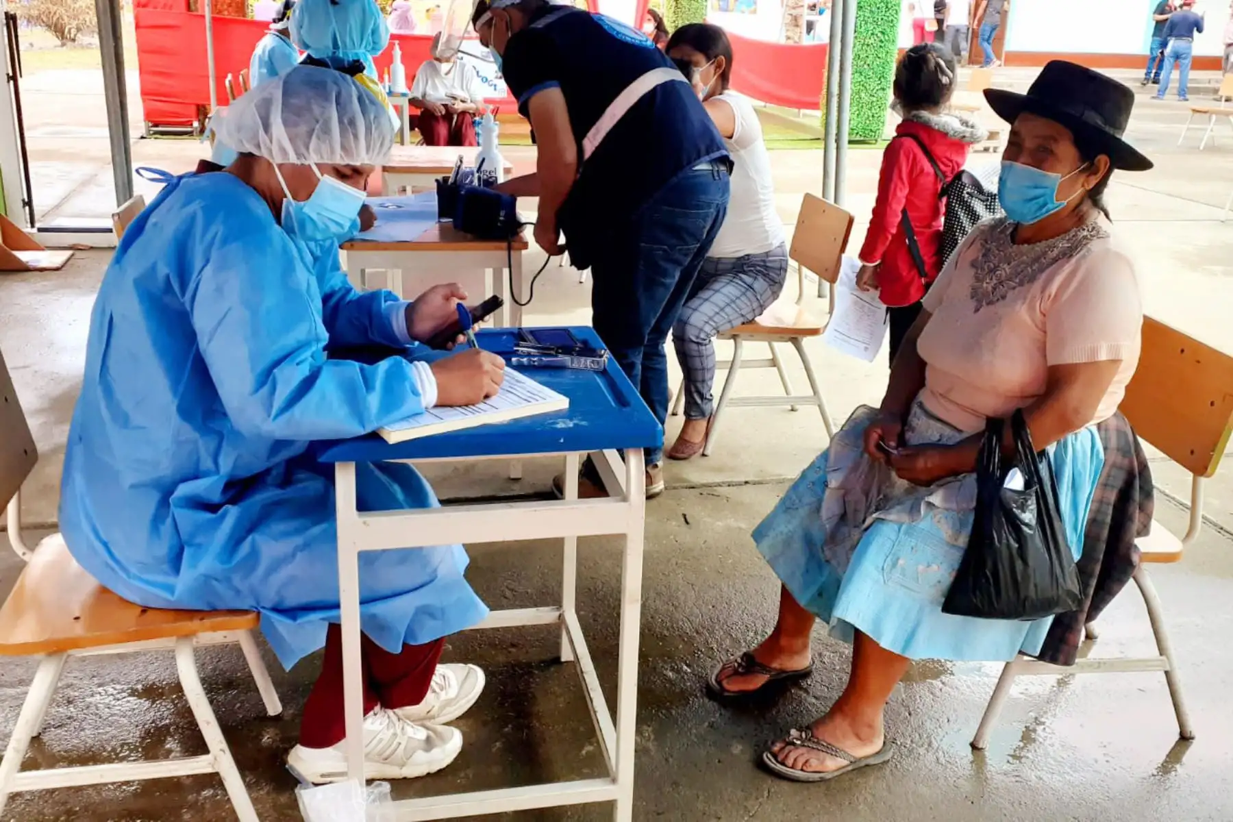 Se espera atender a más de 12 mil personas de estos distritos y de las comunidades
aledañas, para lo cual se cuenta con 47 profesionales de la Salud, entre miembros
de las Fuerzas Armadas y la Policía Nacional.
Foto: CCFFAA