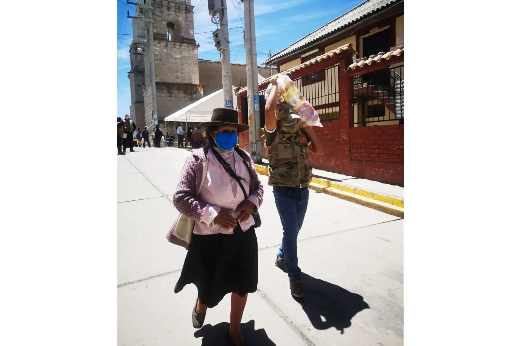 Estas acciones multisectoriales de salud, se vienen desarrollando desde el inicio de la pandemia, con el fin de frenar el avance de la cadena de contagios por el covid-19
19 y asistir a las poblaciones más vulnerables.
Foto: CCFFAA