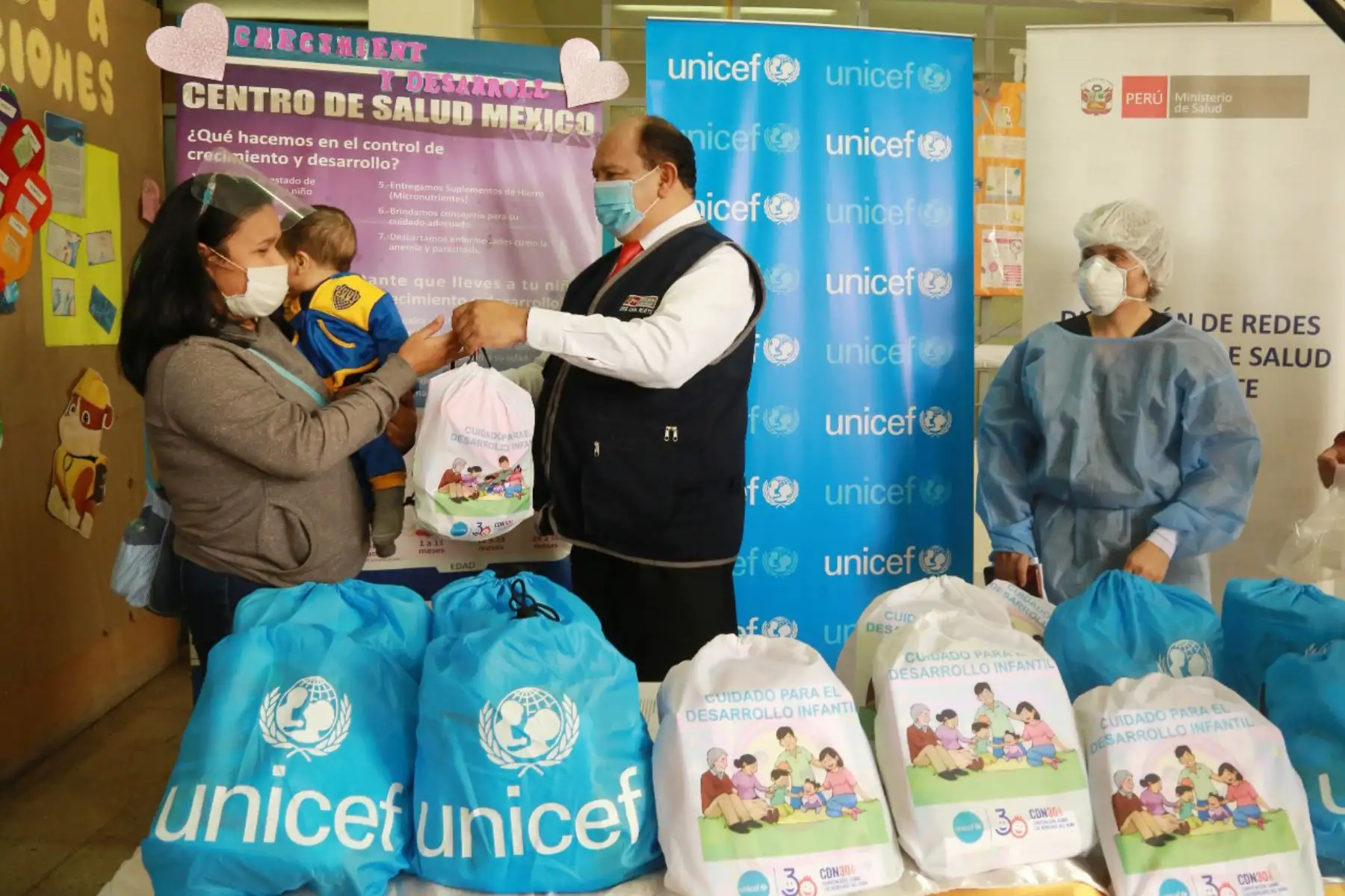 Los kits contienen información sobre protección y cuidado a gestantes y recién nacidos y kits lúdicos para favorecer el juego y comunicación entre los padres de familia y sus hijos. ANDINA/Unicef
