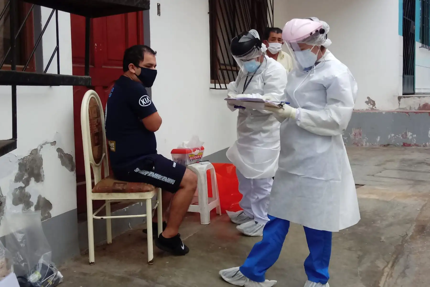 En Chorrillos, durante el primer día de intervención los equipos de respuesta rápida recorrieron 22 manzanas del sector de Buenos Aires de Villa para visitar en sus domicilios a mil personas.
Foto: Minsa