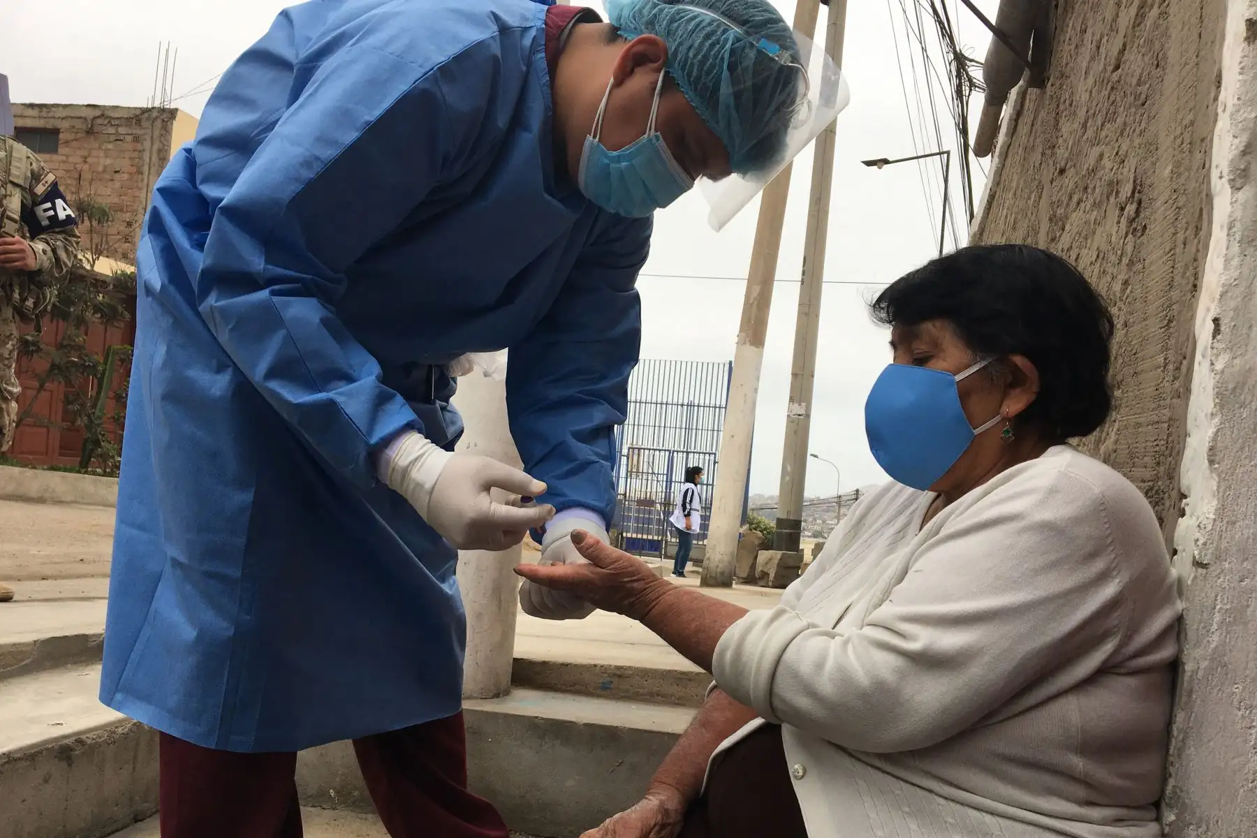 La Red Integrada de Salud de la jurisdicción instaló tres puntos fijos de atención primaria en el Parque Central del grupo 25 sector 1, en el asentamiento humano “Villa Jesús” y la Asociación de Viviendas “California”.
Foto: Minsa