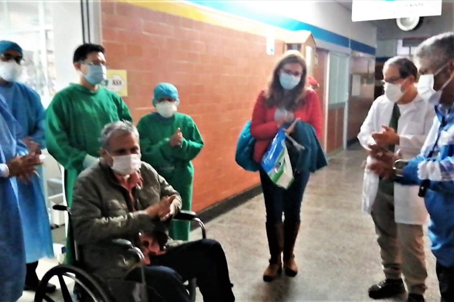 Paciente recibe el alta tras permanecer cincuenta días en cuidados intensivos en hospital de Chimbote.