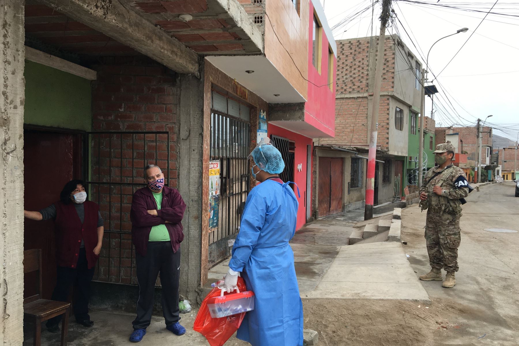 Personal de Salud recorrió los barrios de Chorrillos y Villa El Salvador en el marco de la Operación Tayta contra el covid-19.