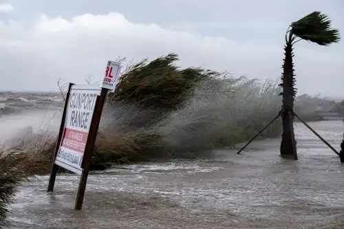 El agua rocía un letrero mientras el agua cubre lentamente una carretera desde la aproximación del huracán Sally en el puerto de Alabama, Alabama, EE. UU., Foto: EFE