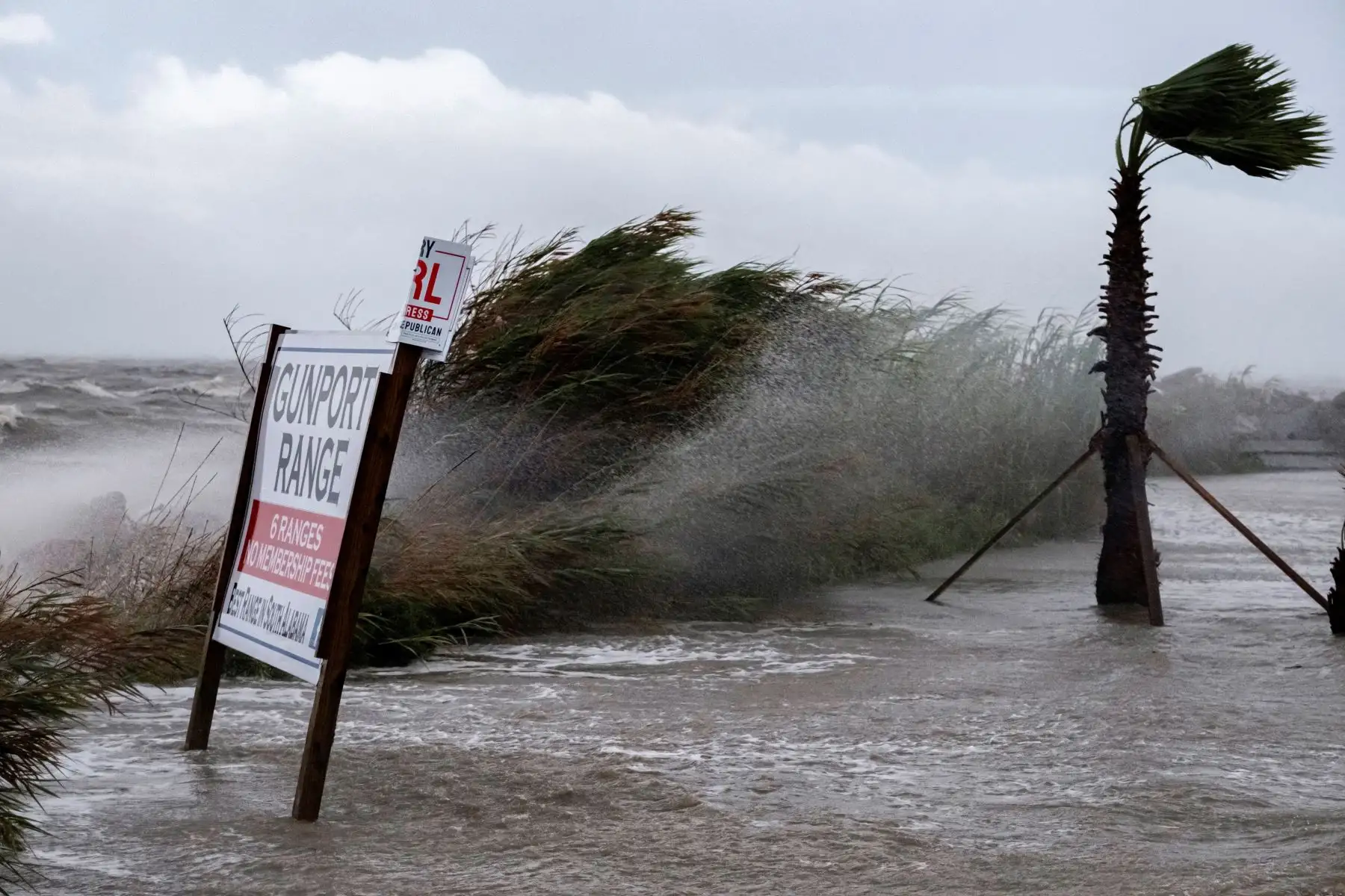 El agua rocía un letrero mientras el agua cubre lentamente una carretera desde la aproximación del huracán Sally en el puerto de Alabama, Alabama, EE. UU., Foto: EFE
