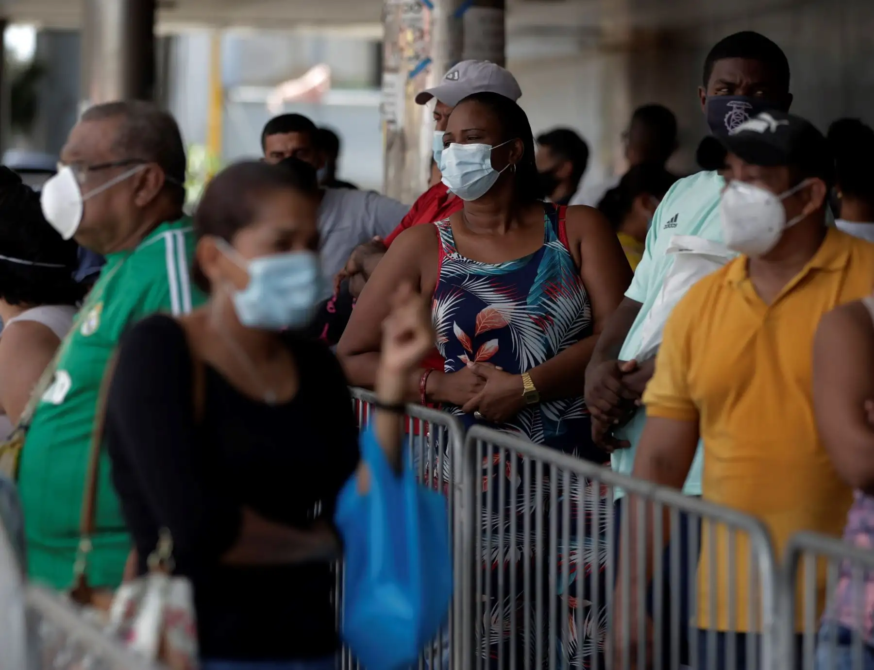 Con mascarillas, personas hacen fila para entrar a un supermercado en la ciudad de Panamá (Panamá). Foto: EFE
