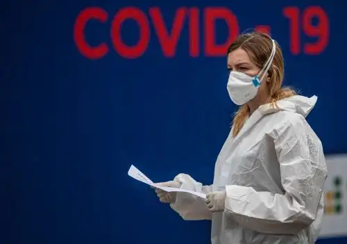 Una sanitaria protegida con un EPI en una calle de Praga. Foto: EFE