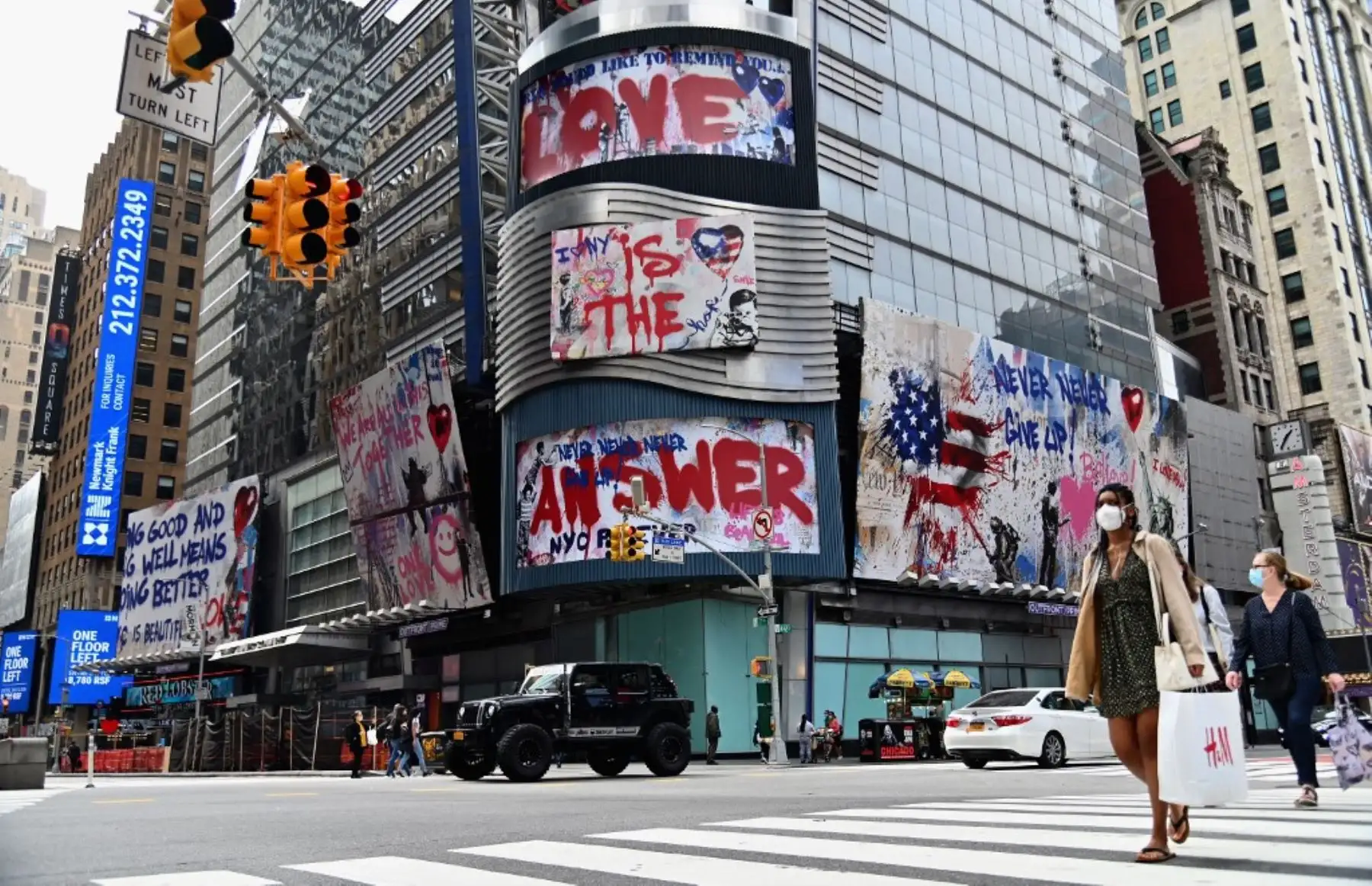 Poca gente pasa junto a una valla publicitaria cerca de Times Square en la ciudad de Nueva York, debido al covid-19.Foto:AFP