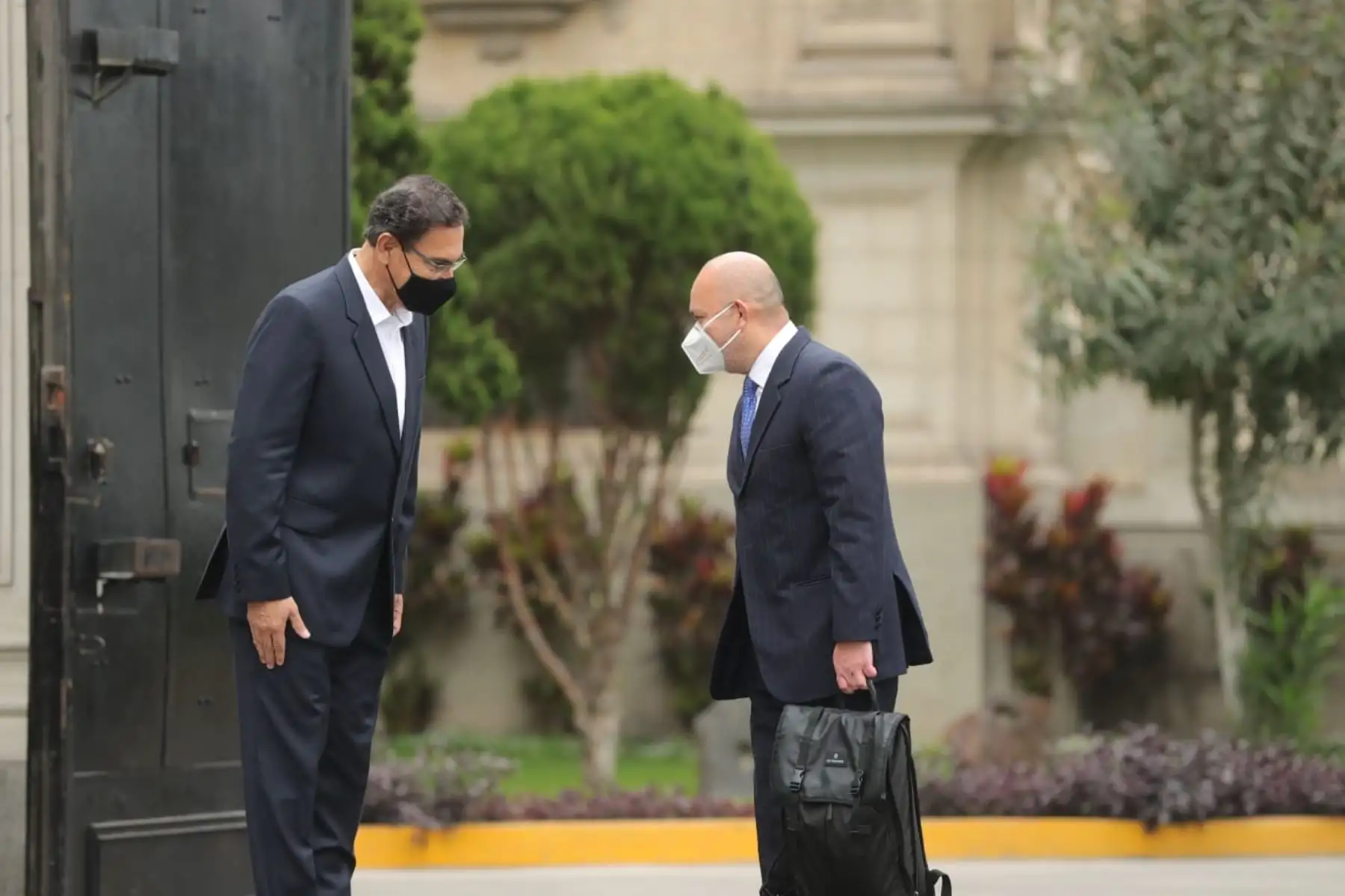 El presidente Martín Vizcarra acompaña hasta los exteriores de Palacio de Gobierno a su abogado, Roberto Pereira Chumbe, quien estará a cargo de su defensa legal en el proceso de vacancia que se realizará en el Congreso.