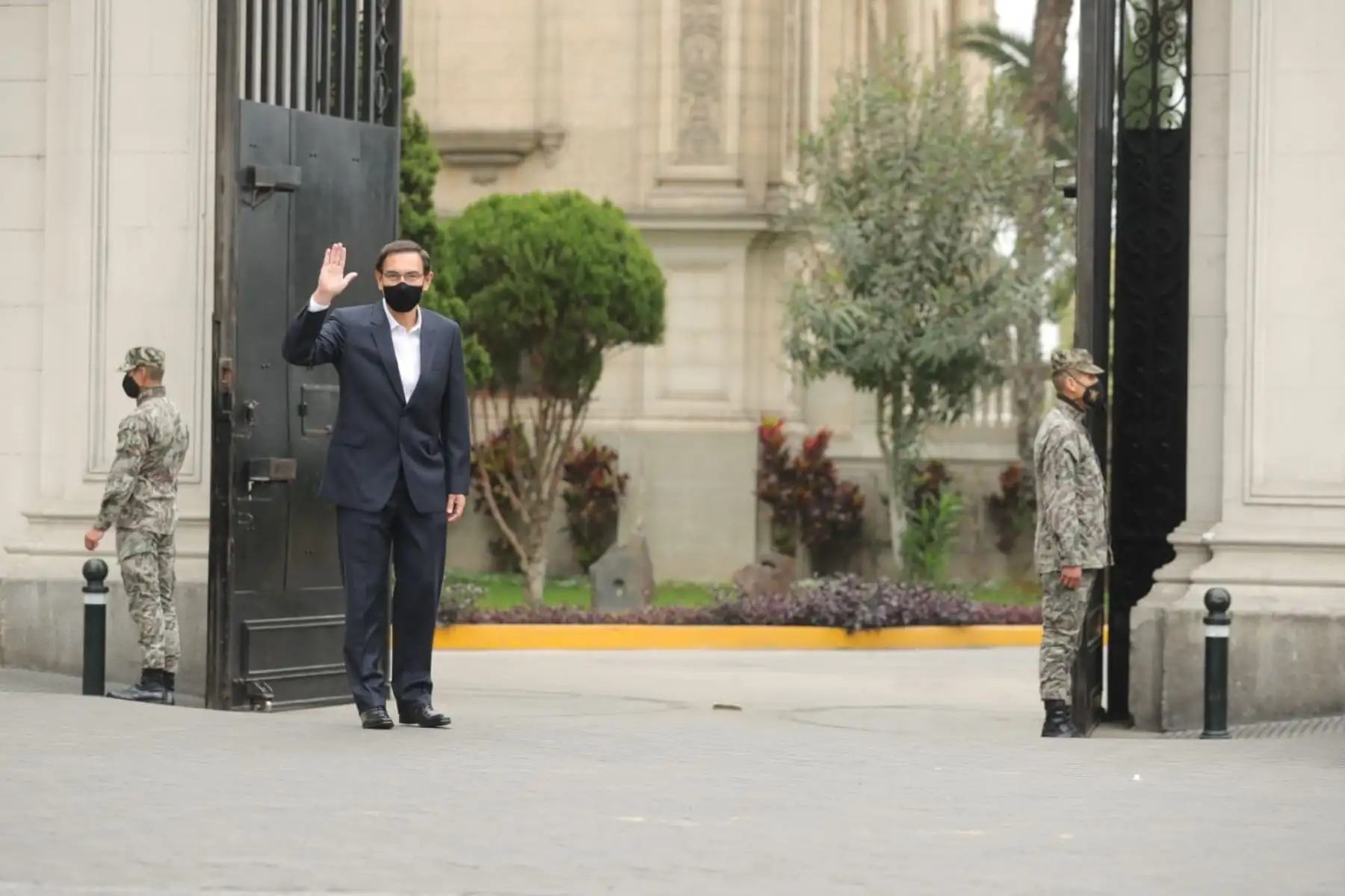 El presidente Martín Vizcarra acompaña hasta los exteriores de Palacio de Gobierno a su abogado, Roberto Pereira Chumbe, quien estará a cargo de su defensa legal en el proceso de vacancia que se realizará en el Congreso. Foto: ANDINA/ Prensa Presidencia