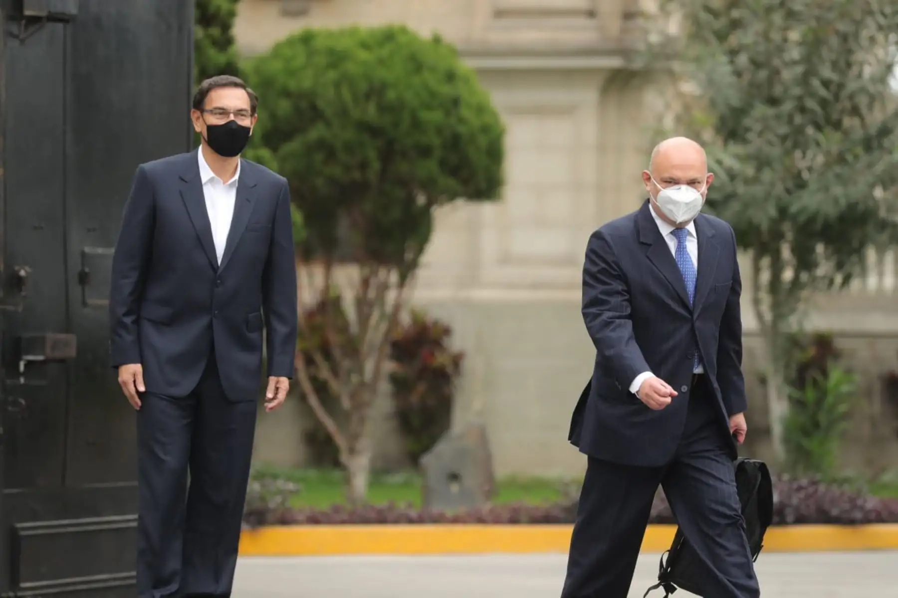El presidente Martín Vizcarra acompaña hasta los exteriores de Palacio de Gobierno a su abogado, Roberto Pereira Chumbe, quien estará a cargo de su defensa legal en el proceso de vacancia que se realizará en el Congreso. Foto: ANDINA/ Prensa Presidencia