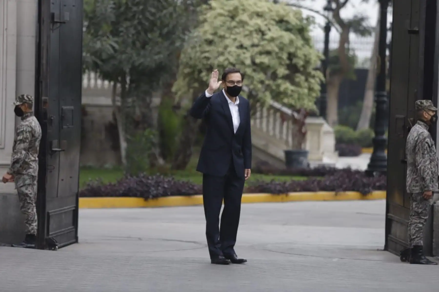 El presidente Martín Vizcarra acompaña hasta los exteriores de Palacio de Gobierno a su abogado, Roberto Pereira Chumbe, quien estará a cargo de su defensa legal en el proceso de vacancia que se realizará en el Congreso. Foto: ANDINA/ Prensa Presidencia