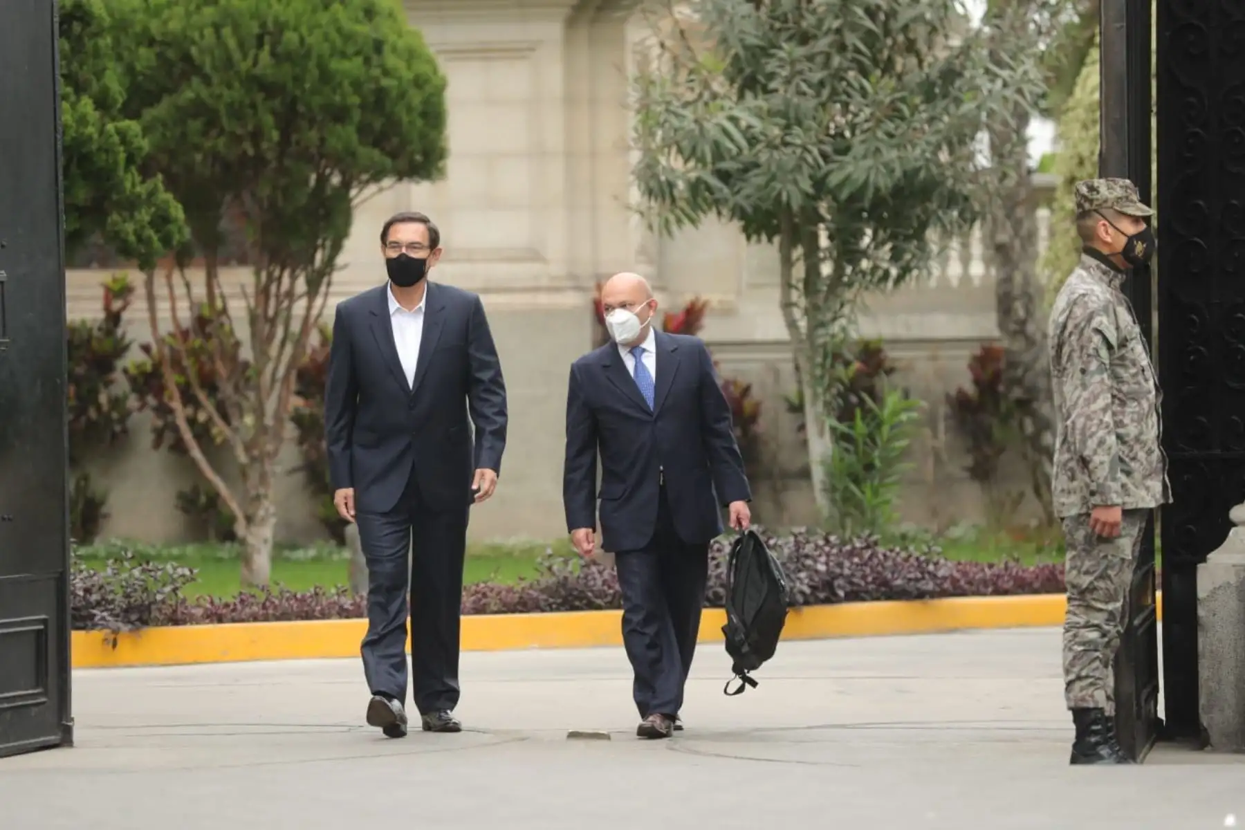 El presidente Martín Vizcarra acompaña hasta los exteriores de Palacio de Gobierno a su abogado, Roberto Pereira Chumbe, quien estará a cargo de su defensa legal en el proceso de vacancia que se realizará en el Congreso. Foto: ANDINA/ Prensa Presidencia