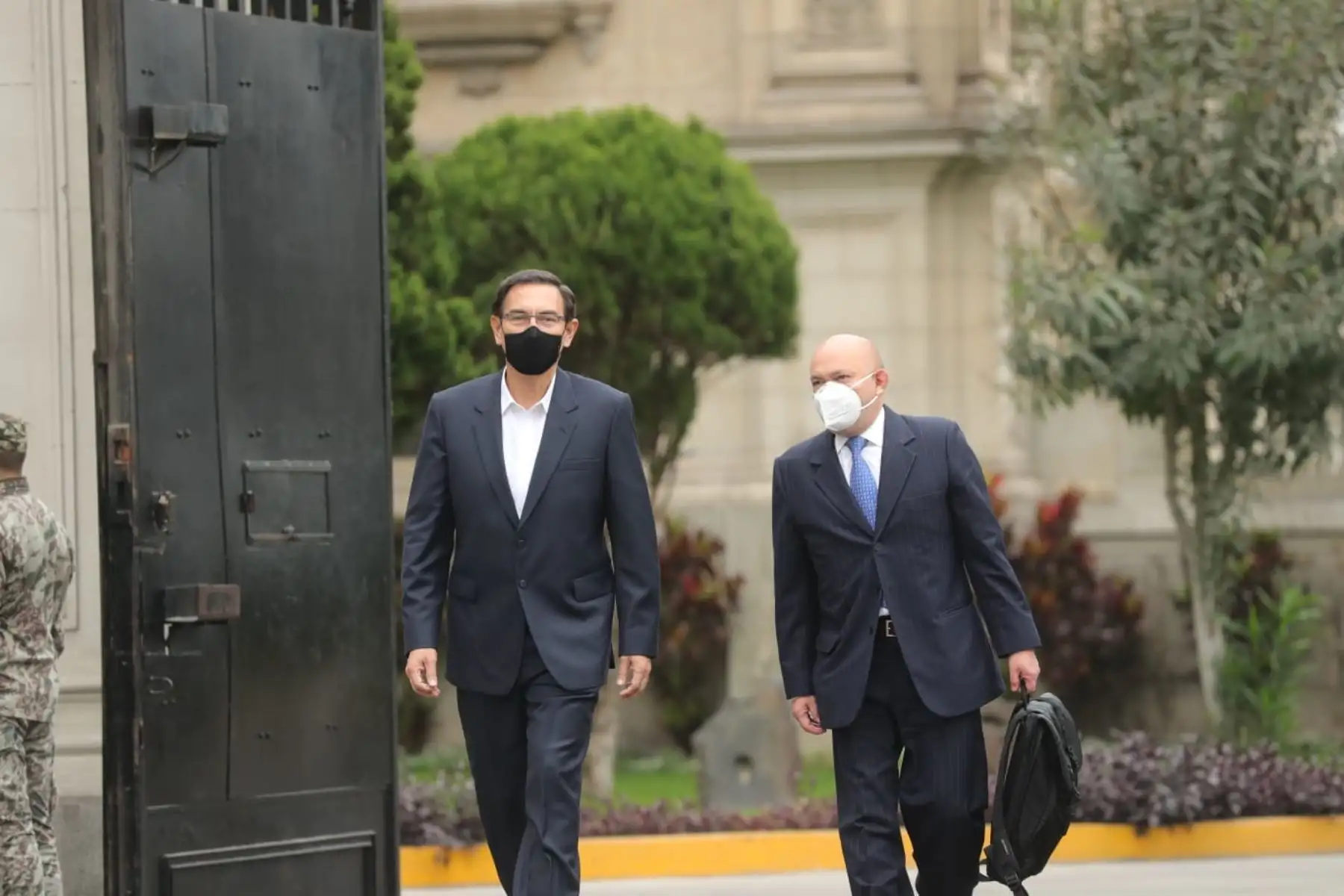 El presidente Martín Vizcarra acompaña hasta los exteriores de Palacio de Gobierno a su abogado, Roberto Pereira Chumbe, quien estará a cargo de su defensa legal en el proceso de vacancia que se realizará en el Congreso. Foto: ANDINA/ Prensa Presidencia
