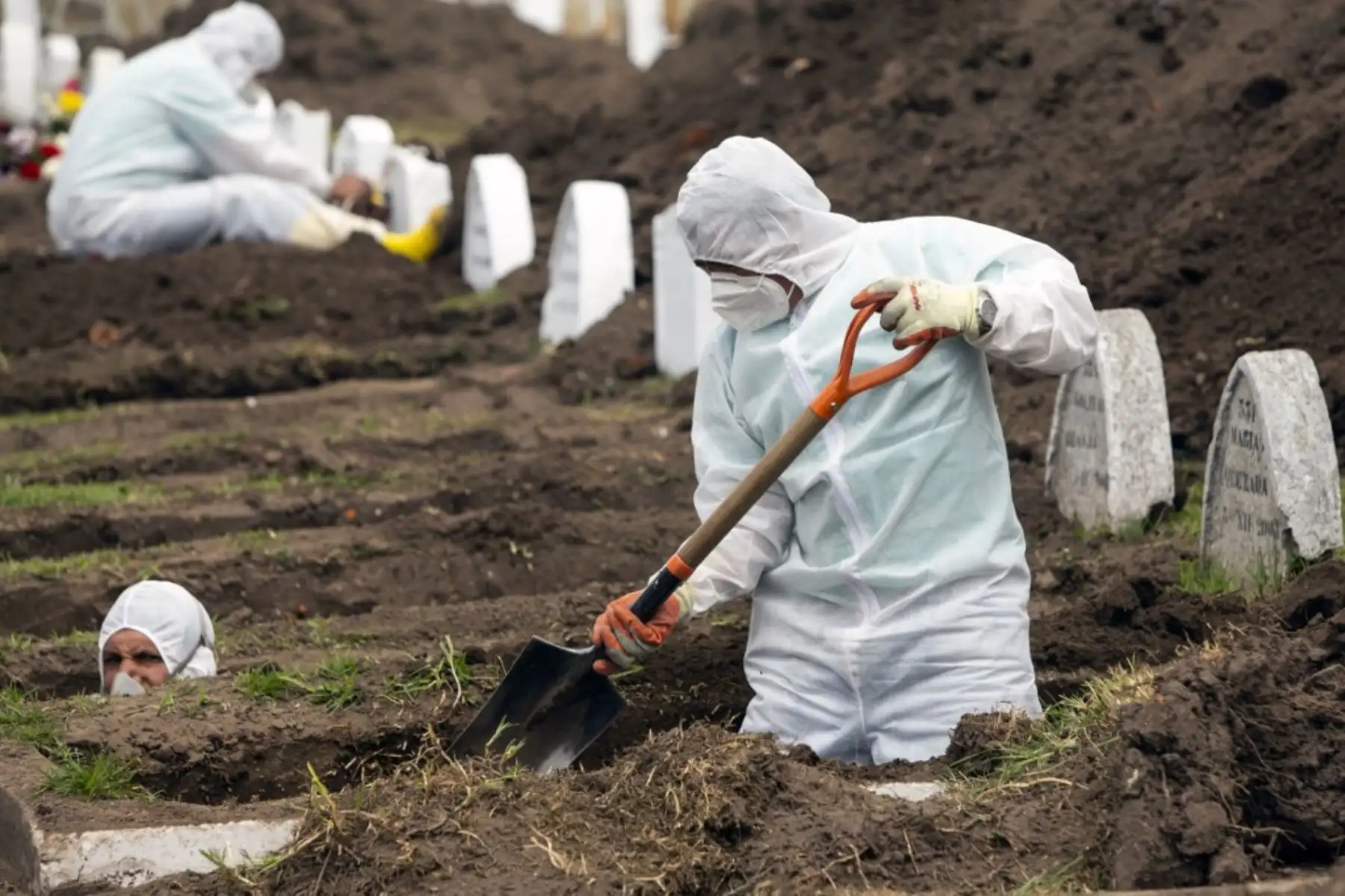 Trabajadores con equipo de bioseguridad preparan tumbas para presuntas víctimas del nuevo coronavirus Covid-19, en el Cementerio de San Diego, en el Centro Colonial de Quito.Foto:AFP