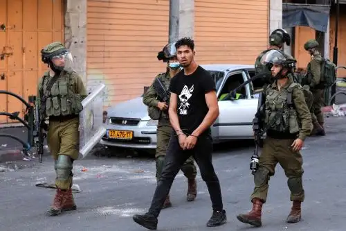 Soldados israelíes detienen a un manifestante palestino tras los enfrentamientos que siguieron a las protestas en la ciudad cisjordana de Hebrón, el 18 de septiembre de 2020. Foto: EFE