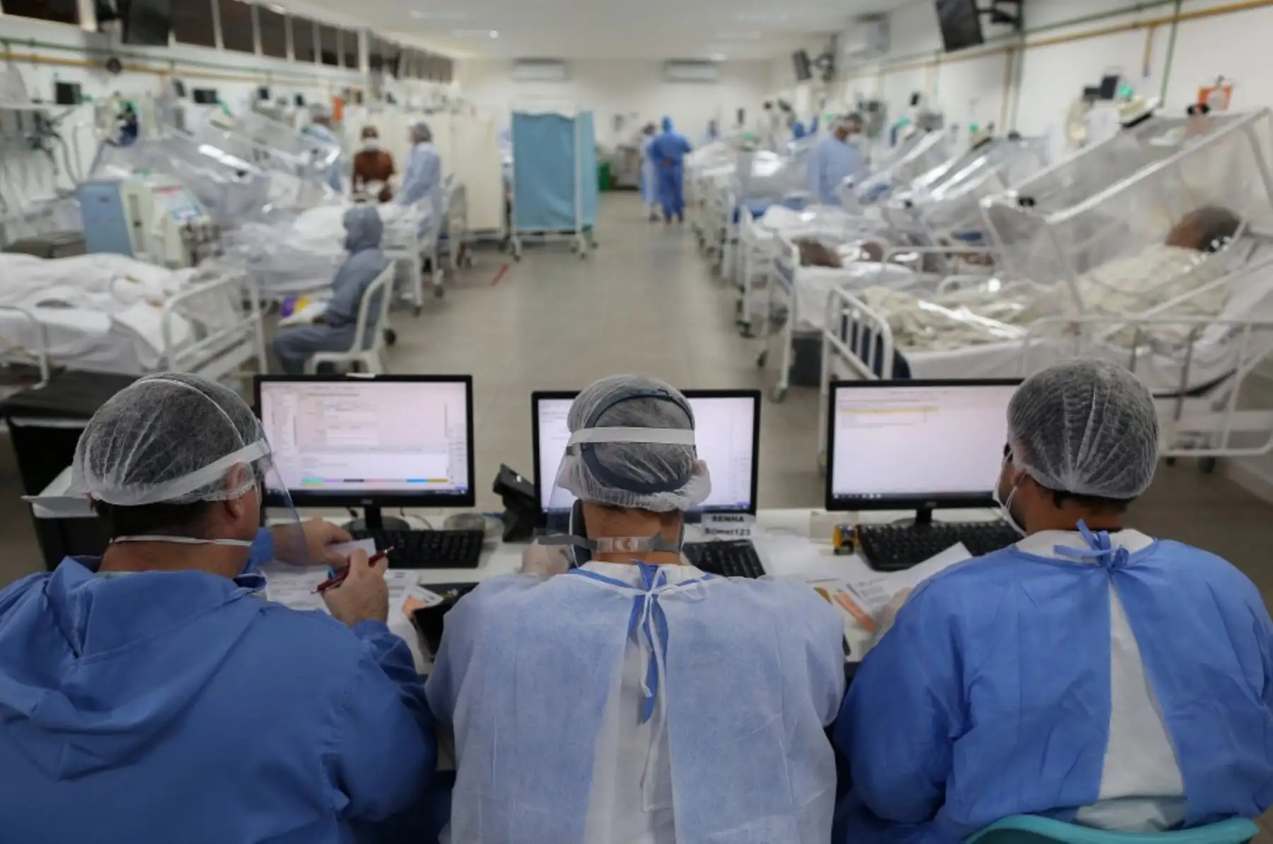 Un paciente infectado por el nuevo coronavirus covid-19 permanece conectado a un respirador artificial en la Unidad de Cuidados Intensivos del hospital Carlos Andrade Marín del IESS en Quito.Foto:AFP