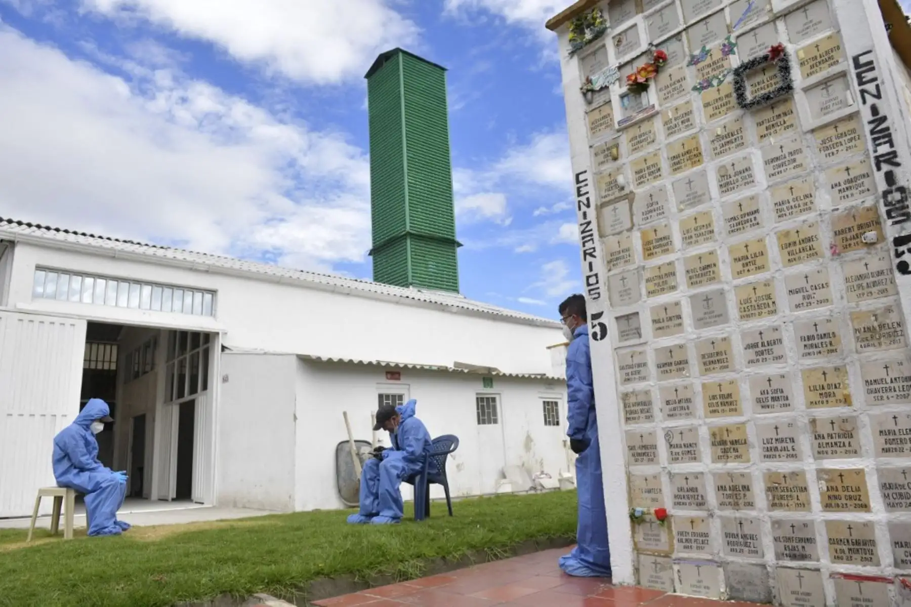 Empleados de la Fundación Jardín del Cementerio Fontibón descansan durante la cremación de una víctima del covid-19 en Bogotá, en medio de la pandemia de coronavirus,con 456.689 casos confirmados en Colombia.Foto:AFP