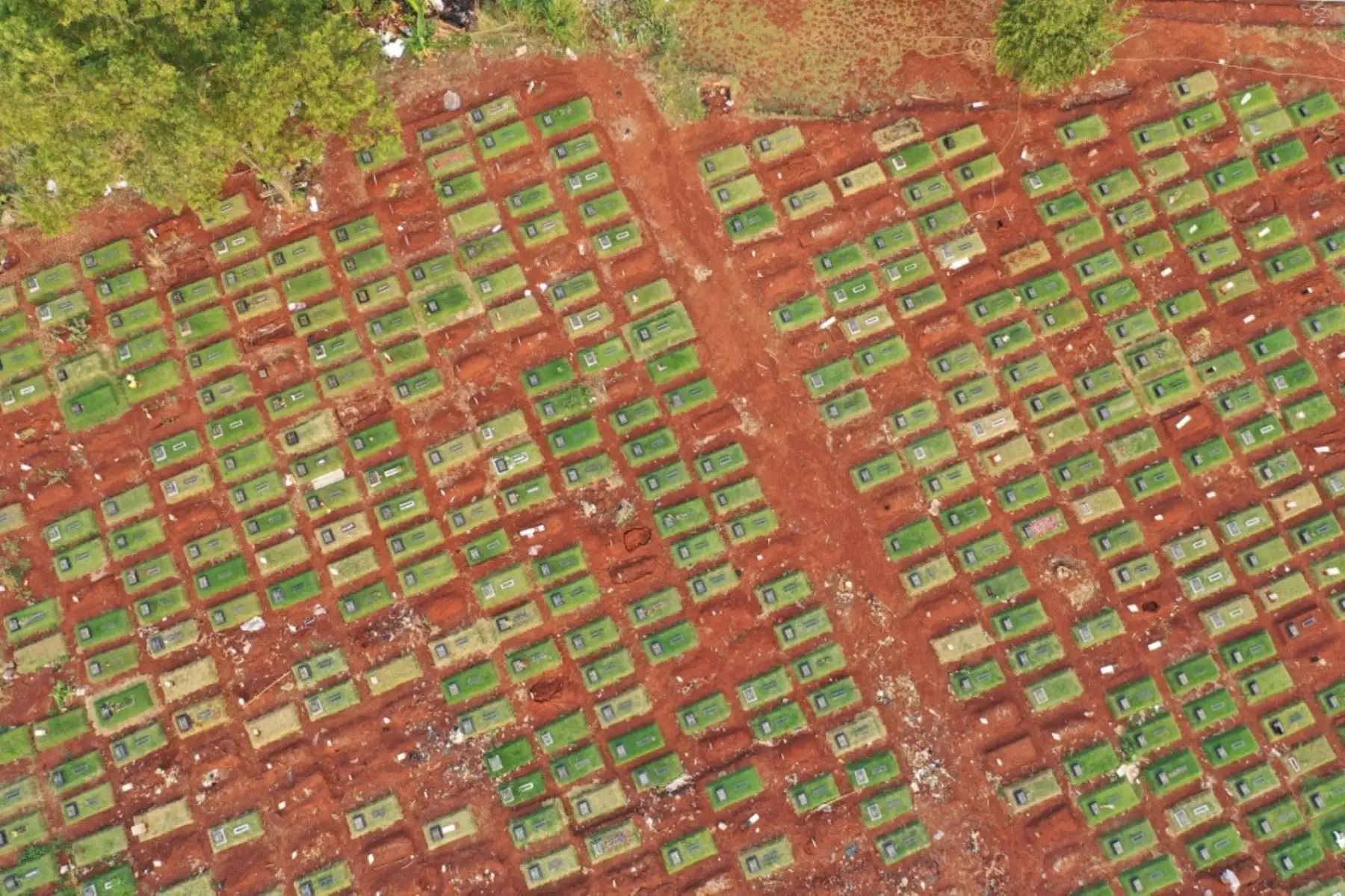 Foto tomada en Yakarta, muestra un cementerio de víctimas del coronavirus covid-19 en el cementerio de Pondok Ranggon en Yakarta capital de Indonesia.Foto:AFP