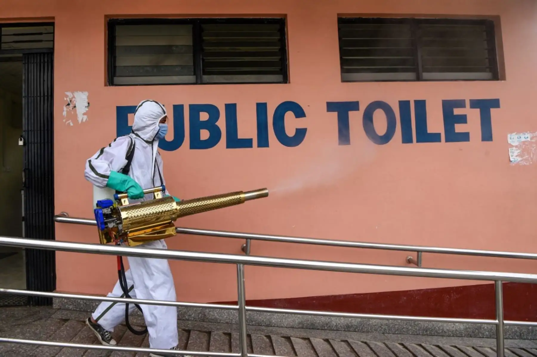 Un trabajador que usa un equipo de protección personal desinfecta los baños públicos en una estación de autobuses mientras el gobierno suaviza las restricciones impuestas como medida preventiva contra el coronavirus Covid-19.Foto:AFP
