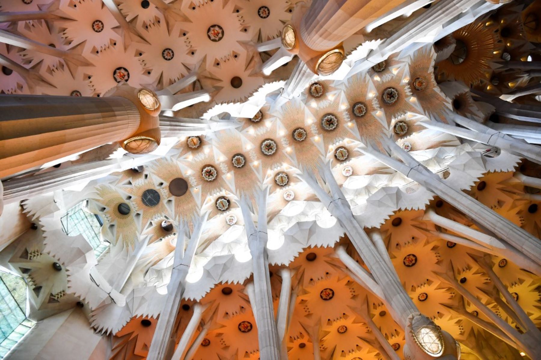 Vista general del techo de la Sagrada Familia tomada, en Barcelona. La tan esperada finalización de la Sagrada Familia de Barcelona ya no sucederá en 2026 porque la epidemia de coronavirus a  reducido su construcción y ha frustrado la financiación. Foto:AFP