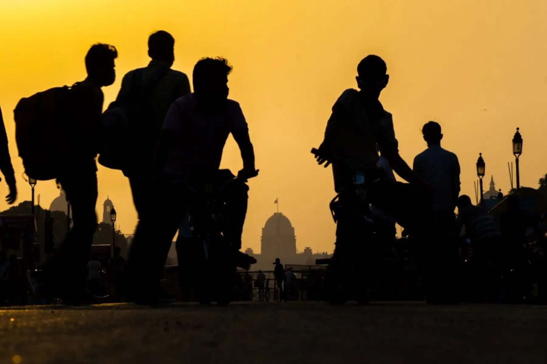 Los vendedores que usan mascarillas como medida preventiva contra el coronavirus covid-19 esperan a que los clientes alquilen sus bicicletas de juguete para paseos por la calle Rajpath cerca de la Puerta de la India en Nueva Delhi.Foto:AFP