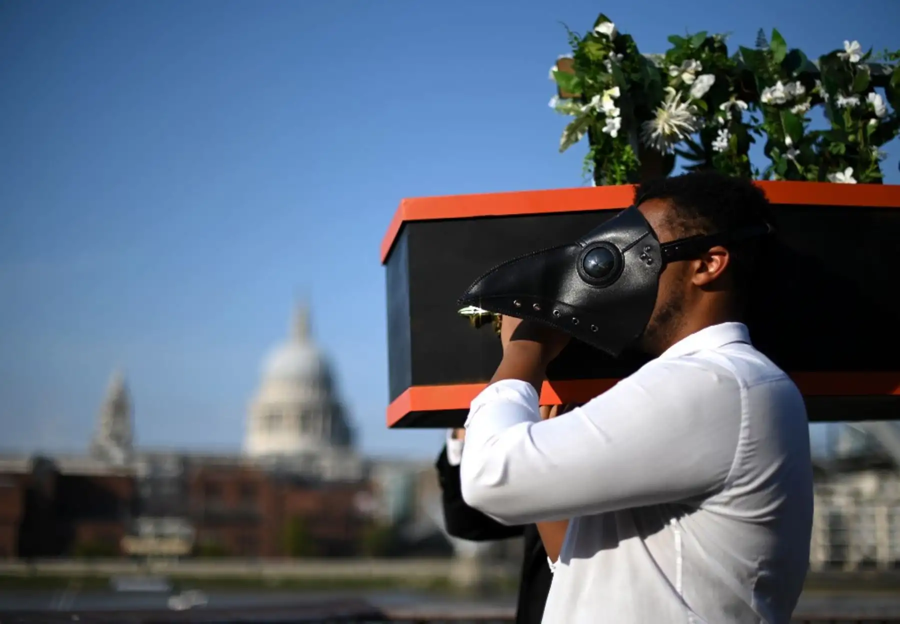 Los músicos realizan un funeral organizado por la "muerte" de la música en vivo, durante un photocall socialmente distanciado para la próxima producción de 