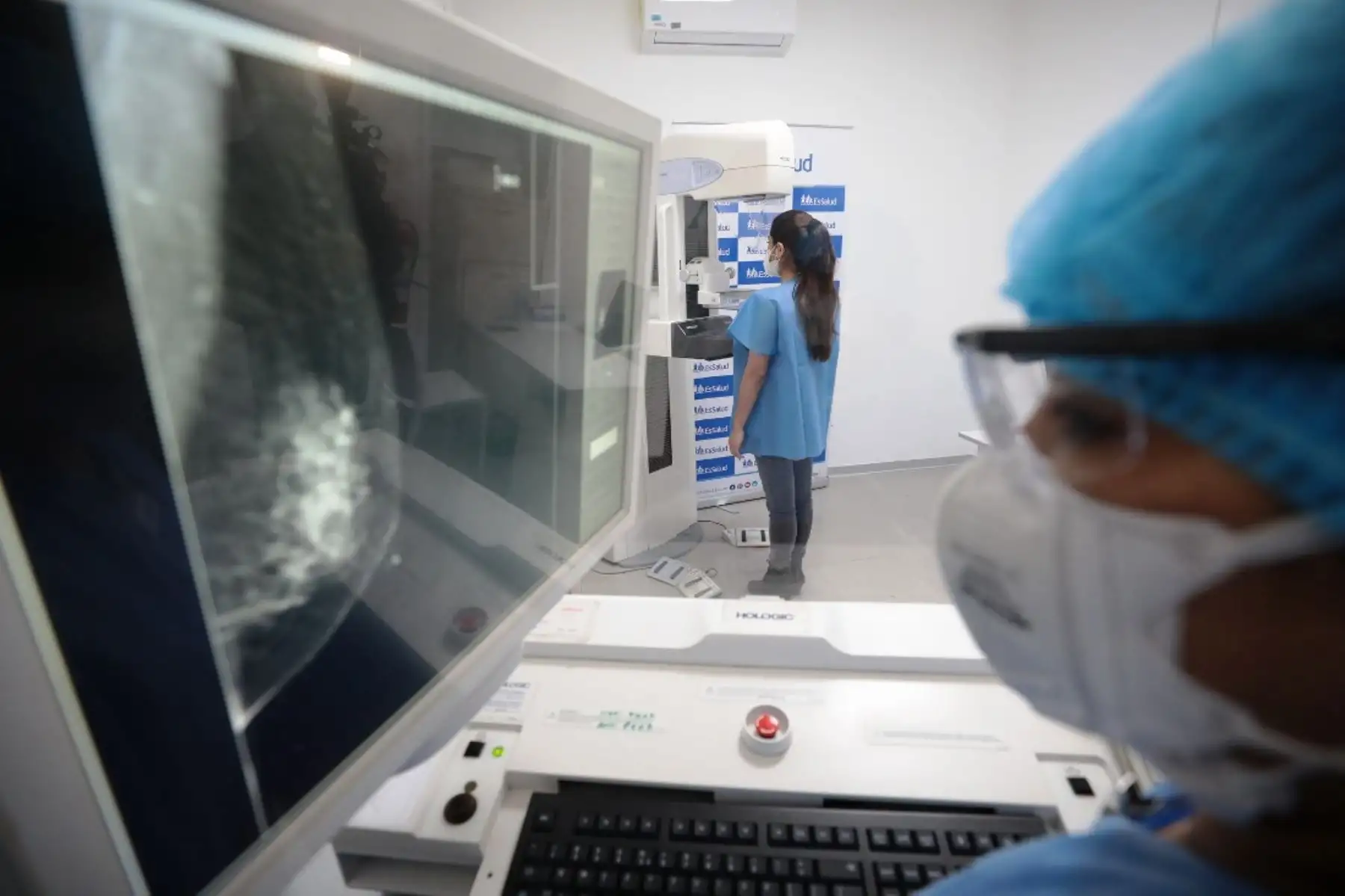 EsSalud realizó campaña de detección de cáncer de mama en centro oncológico. Foto: ANDINA/Difusión.