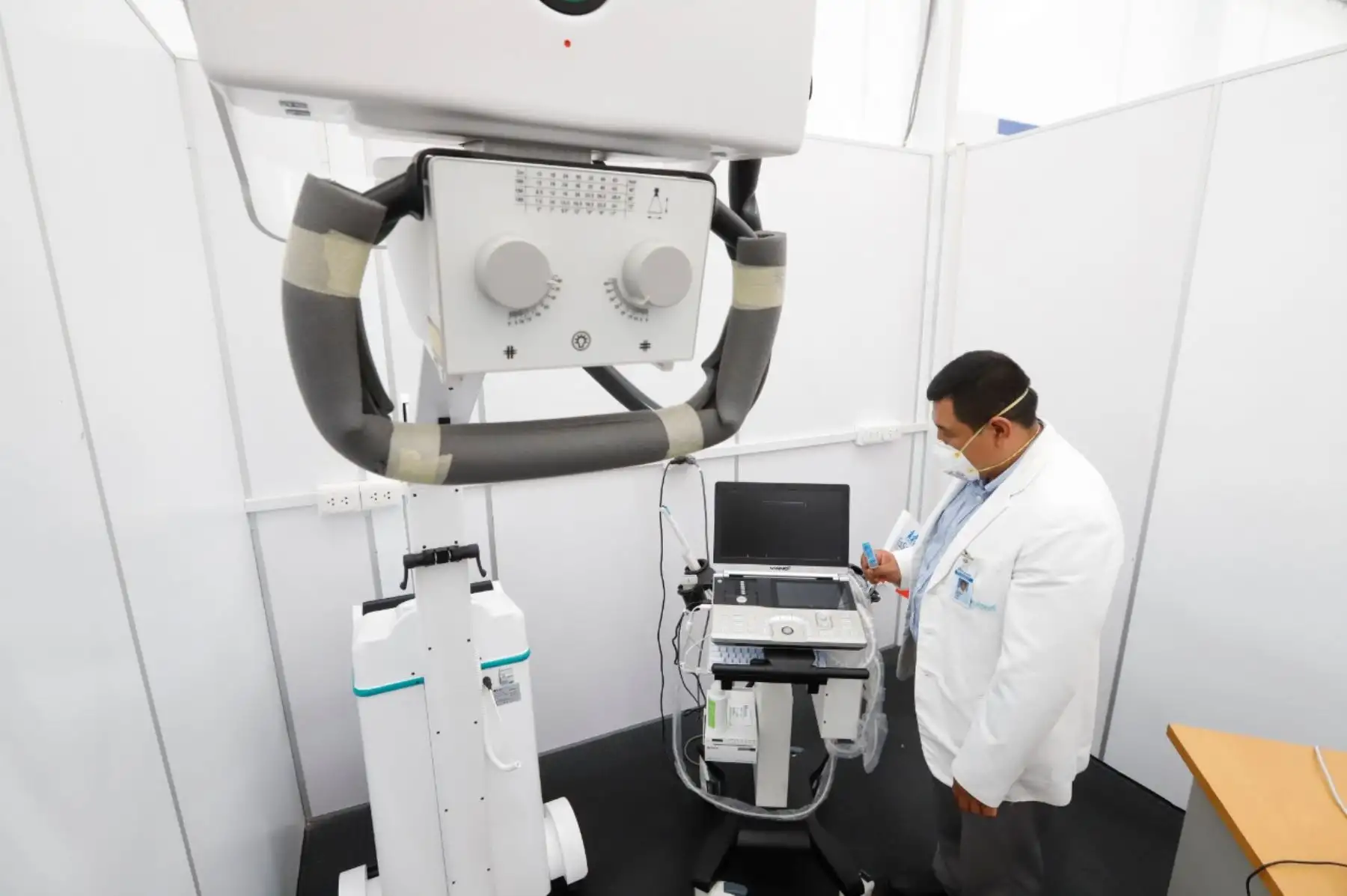 El presidente Martin Vizcarra, inspecciona Villa EsSalud La Libertad, establecimiento destinado para brindar atención a pacientes con Covid-19. Foto: ANDINA/ Prensa Presidencia