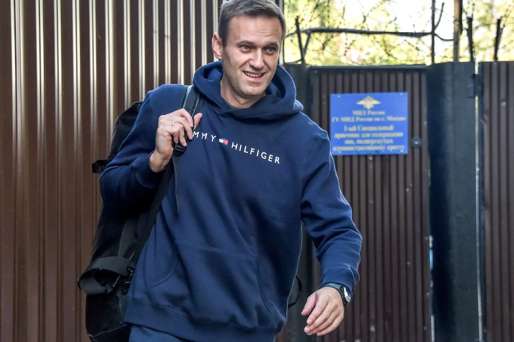 Esta foto de archivo tomada el 23 de agosto de 2019 muestra al líder opositor ruso Alexei Navalny saliendo del centro de detención en Moscú después de cumplir 30 días en la cárcel. El estado del líder de la oposición ruso Alexei Navalny está mejorando y puede levantarse de la cama por períodos breves. Foto: AFP