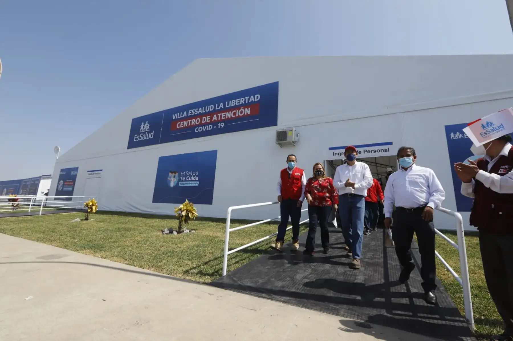 El presidente Martin Vizcarra, inspecciona Villa EsSalud La Libertad, establecimiento destinado para brindar atención a pacientes con Covid-19. Foto: ANDINA/ Prensa Presidencia