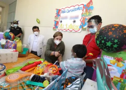 Ministra de la Mujer y Poblaciones Vulnerables, Rosario Sasieta, visitó a niño víctima de violencia física en Piura. Foto: MIMP