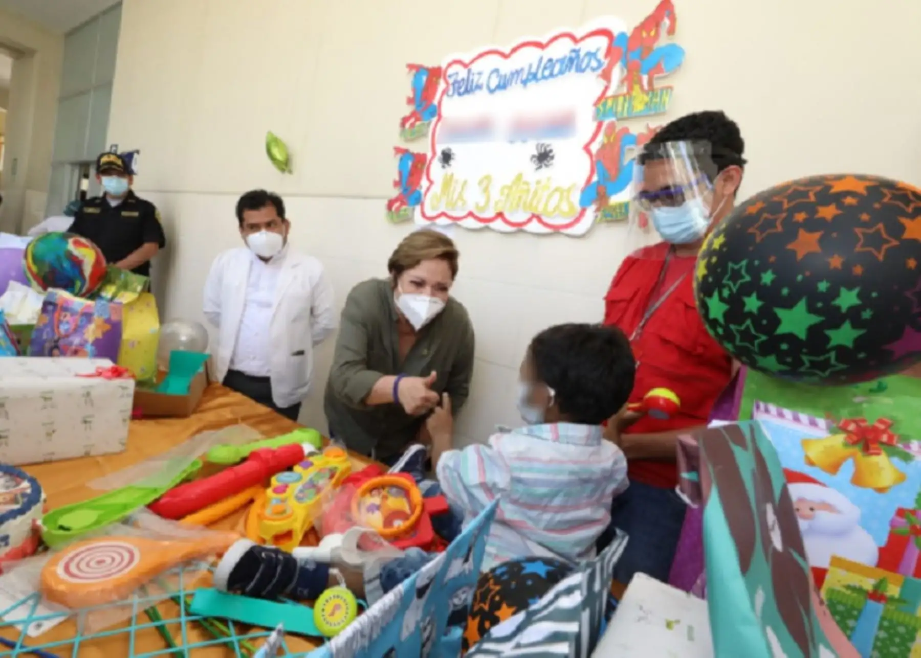 Ministra de la Mujer y Poblaciones Vulnerables, Rosario Sasieta, visitó a niño víctima de violencia física en Piura. Foto: MIMP