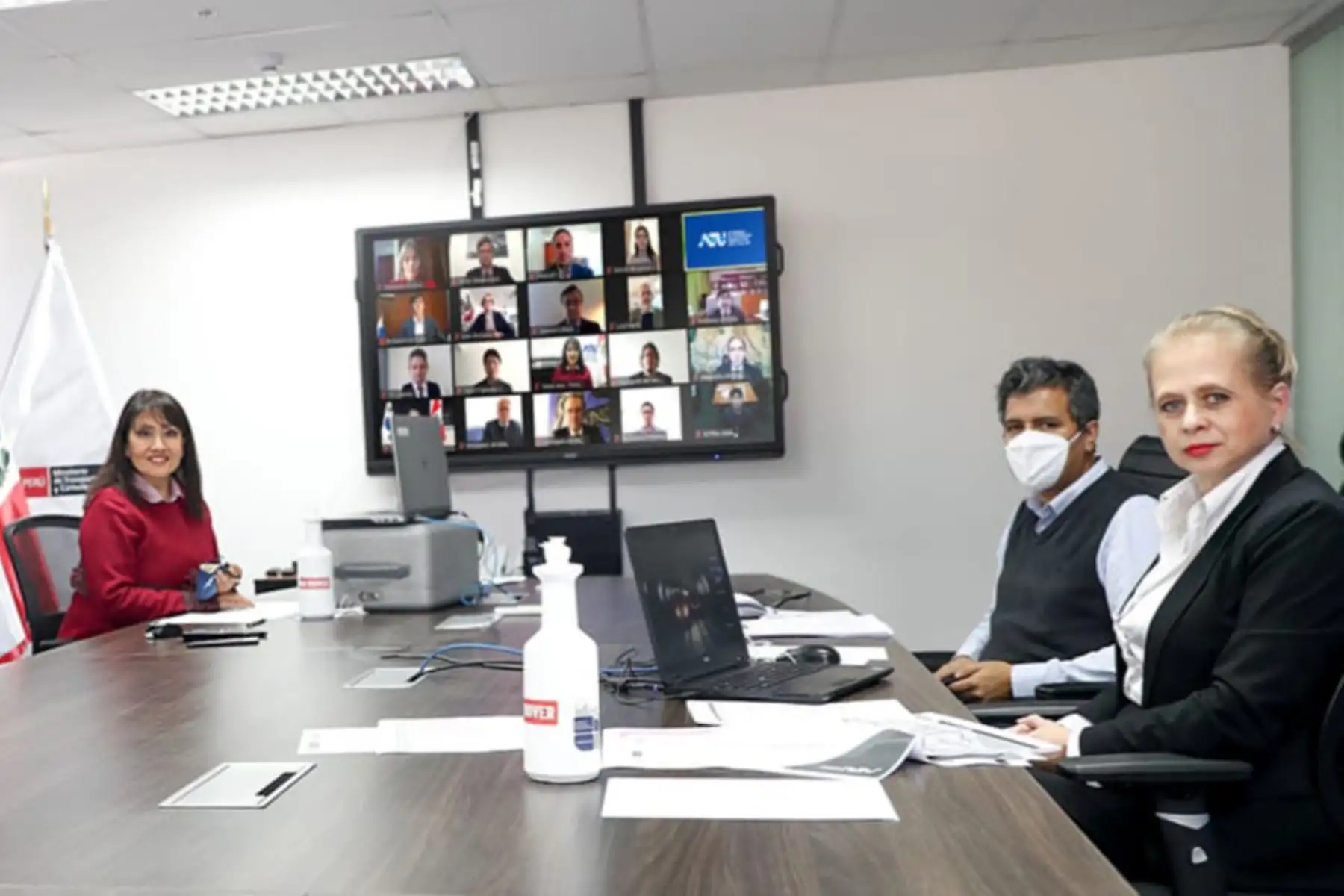 En la reunión con la presidenta de la ATU, María Jara,participaron los embajadores Alejandro Alvargonzález (España), Giancarlo María Curcio (Italia) y la Kate Harrisson (Reino Unido), además de  representantes de las embajadas de Austria, Alemania, Brasil, Canadá, Corea, Francia, India, Estados Unidos, Japón, Suecia y Rusia. ANDINA/ATU