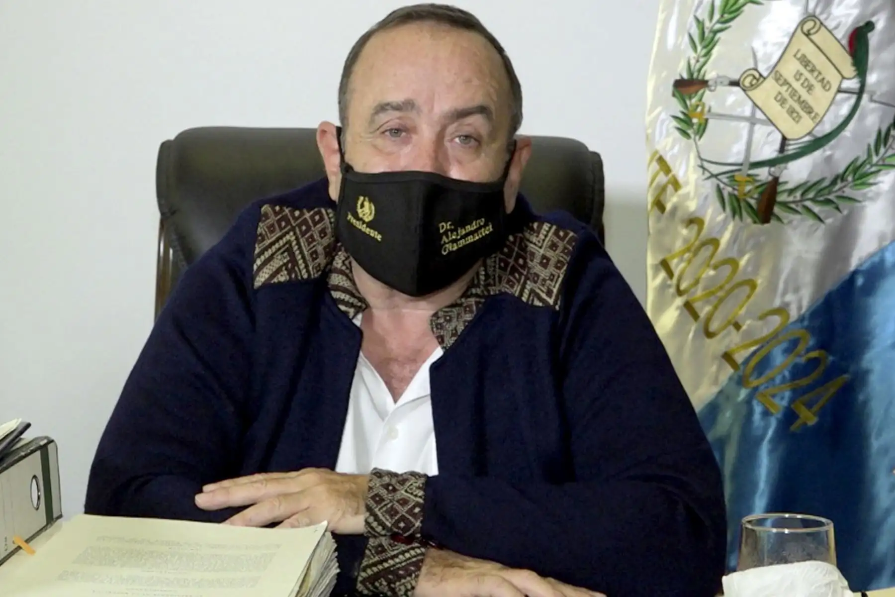Imagen del folleto publicado por la oficina de prensa de la Presidencia de Guatemala que muestra al presidente de Guatemala, Alejandro Giammattei, gesticulando durante un mensaje televisado entregado a la nación desde su casa en la ciudad de Guatemala. Giammattei, de 64 años, dio positivo el jueves por la noche para una prueba de detección de coronavirus, que ha Dejó 84,344 contagios y 3,076 muertos desde marzo en el país, dijo en un mensaje a la nación. Foto: AFP