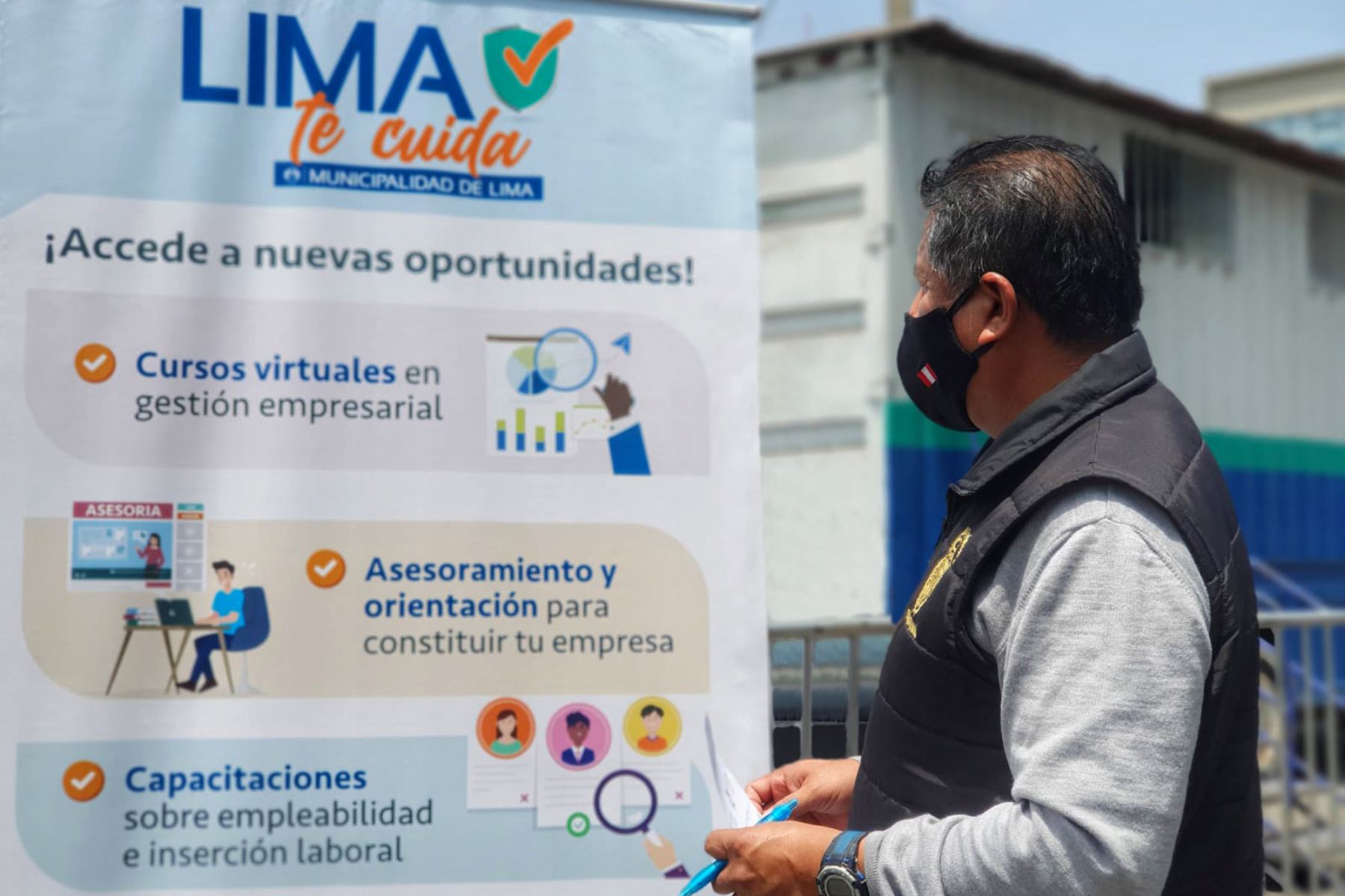 Como parte de la estrategia de atención territorial Lima te Cuida, la municipalidad implementó dos módulos informativos en la plaza Gastañeta para que los ambulantes conozcan estas opciones de crecimiento laboral. Foto: ANDINA/Municipalidad Metropolitana de Lima.
