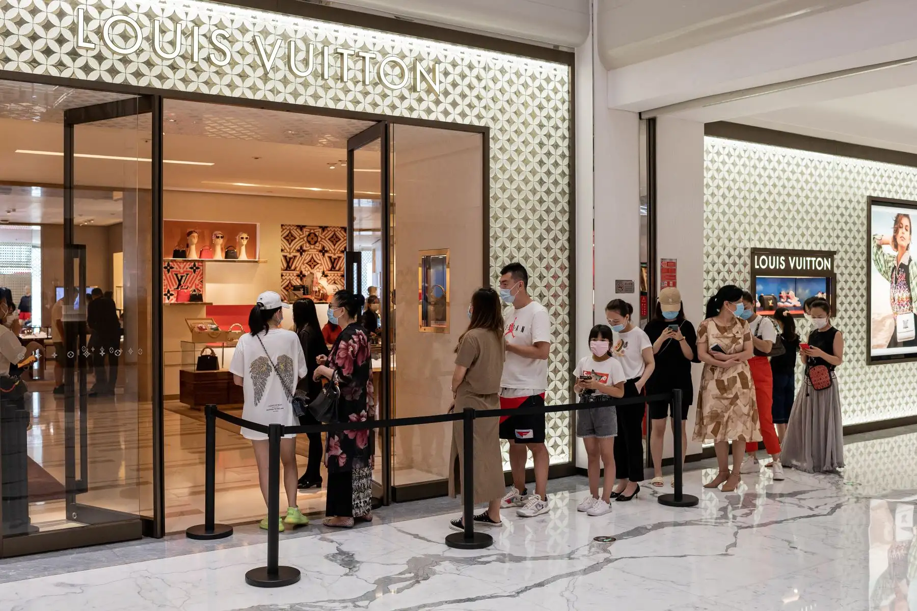 Personas hacen cola para ingresar a una tienda Louis Vuitton, en un centro comercial en Beijing. Foto: AFP