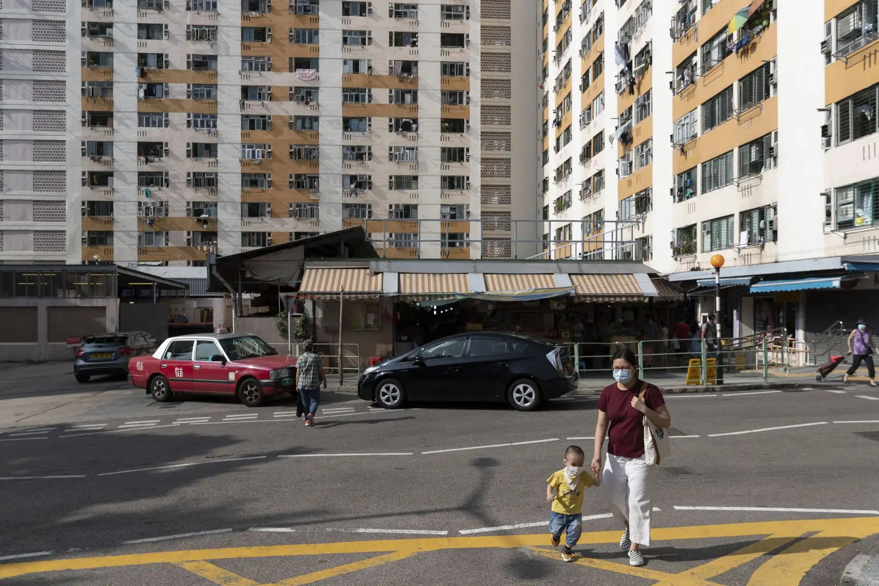 Personas continúan usando mascarillas como medida de precaución contra el coronavirus, en Hong Kong. Foto: AFP