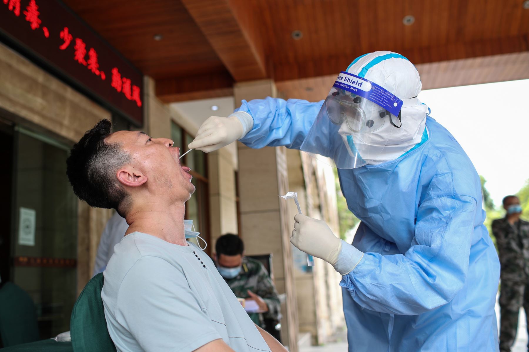 Un residente se somete a pruebas para detectar el coronavirus, en Ruili, en la provincia de Yunnan, suroeste de China. Foto: AFP