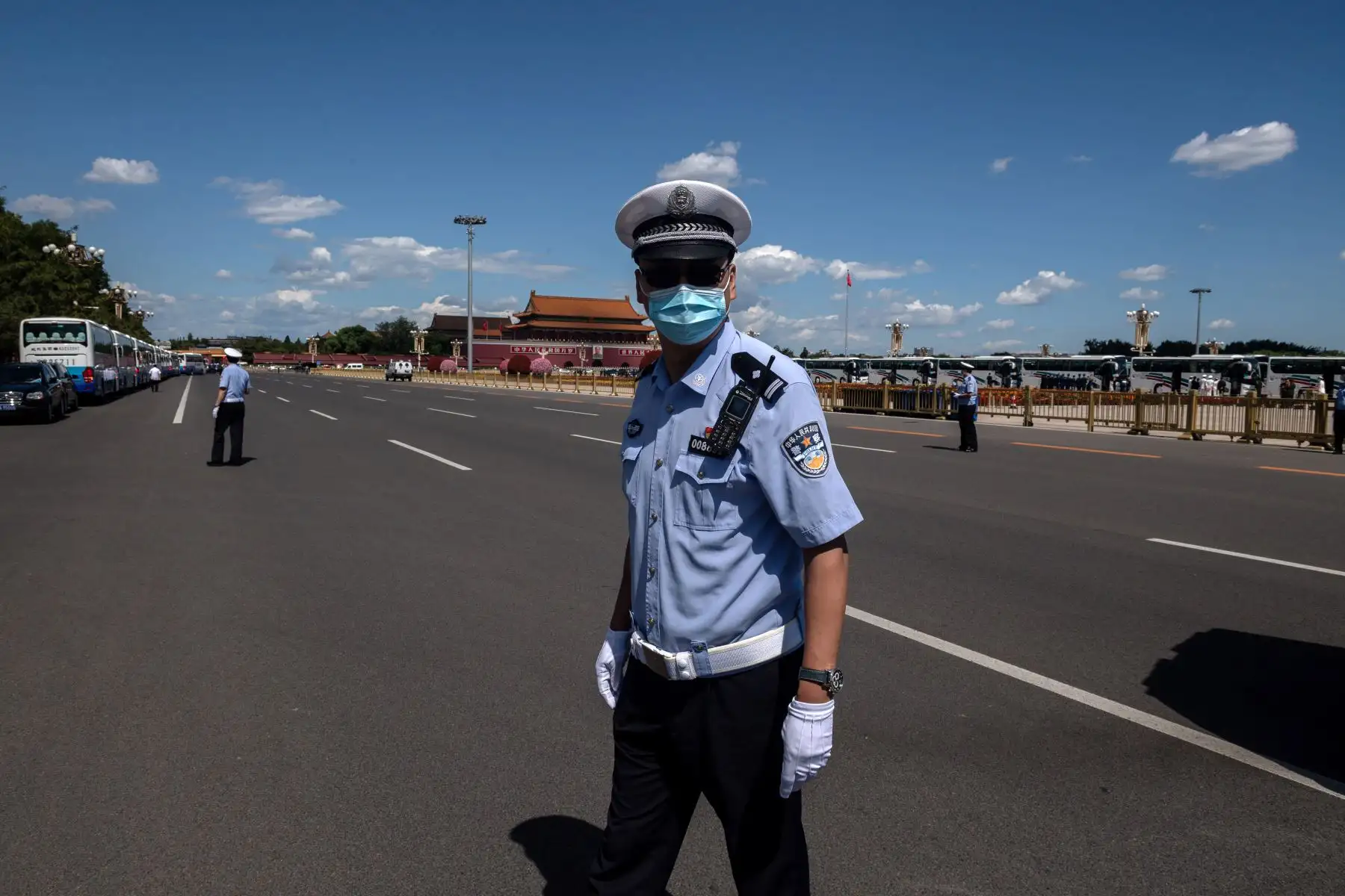 Agentes de policía aseguran una calle fuera del Gran Salón del Pueblo, donde se realizó una ceremonia en honor a las personas que lucharon contra la pandemia del coronavirus, en Beijing. Foto: AFP