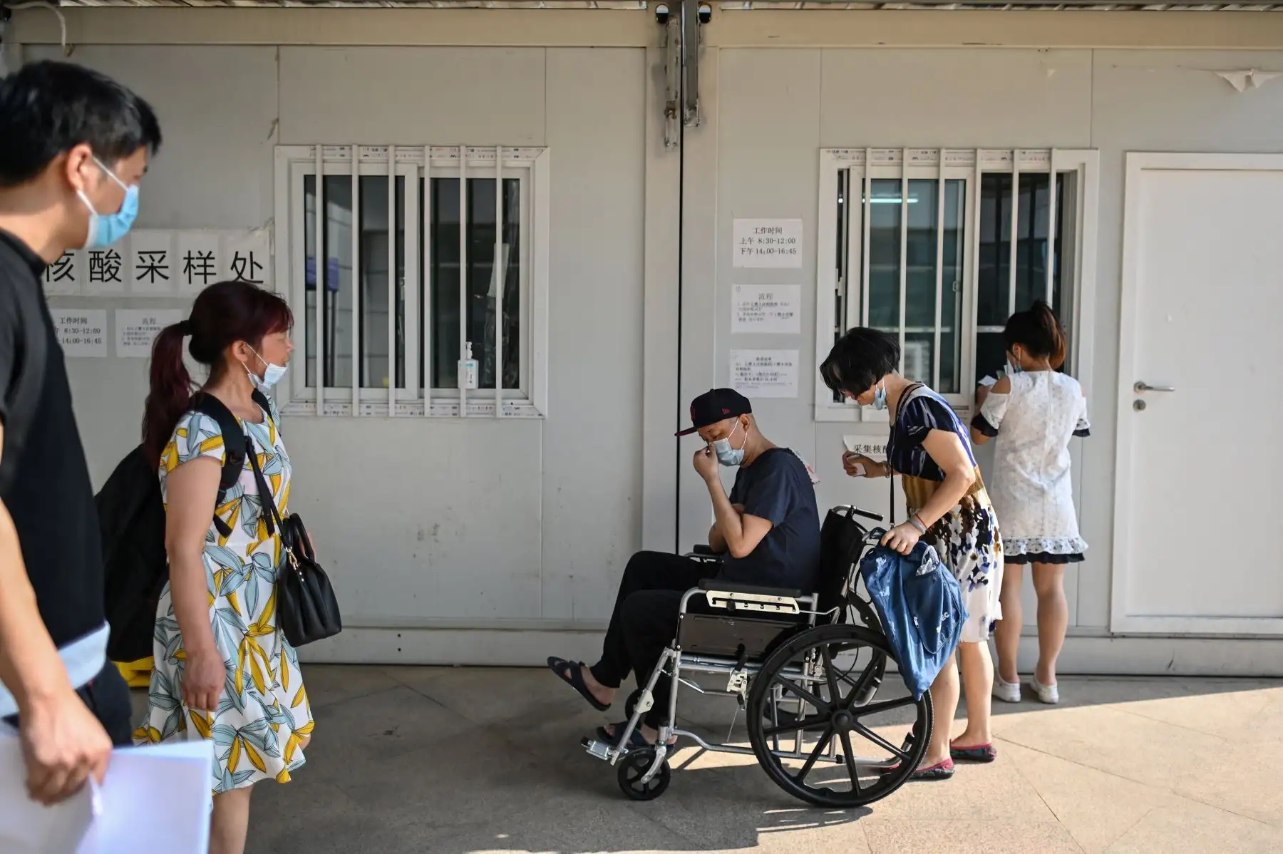 Pacientesusan máscaras faciales se congregan para la prueba del coronavirus, en el Hospital Tongji, en Wuhan, provincia central de Hubei de China. Foto: AFP