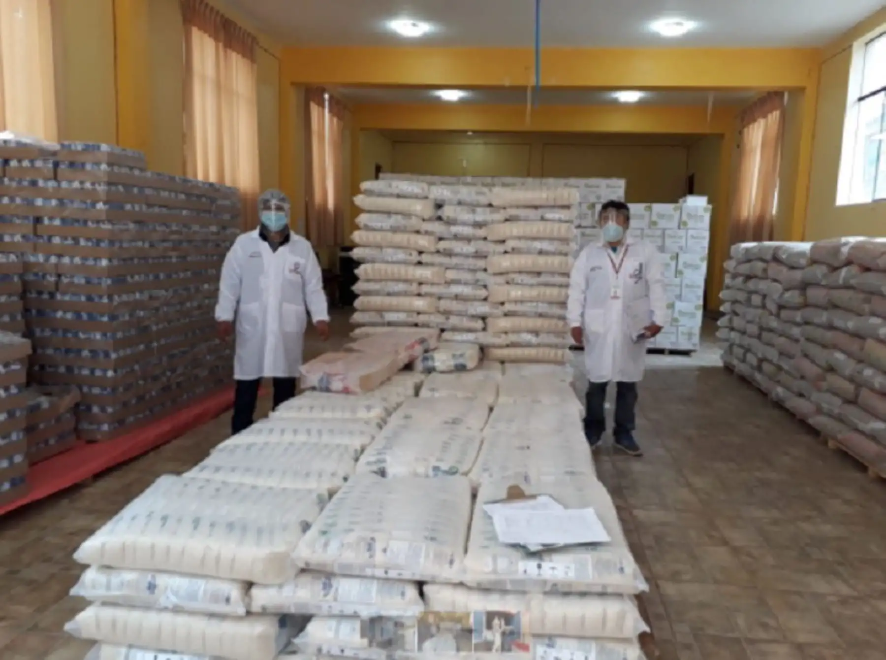 El Ministerio de Desarrollo e Inclusión Social (Midis) a través del Programa Nacional de Alimentación Escolar Qali Warma entregó un total de 75.7 toneladas de alimentos para la atención de 6,546 personas en situación de vulnerabilidad de 105 comunidades campesinas de la región Puno. Foto: Qali Warma/Midis